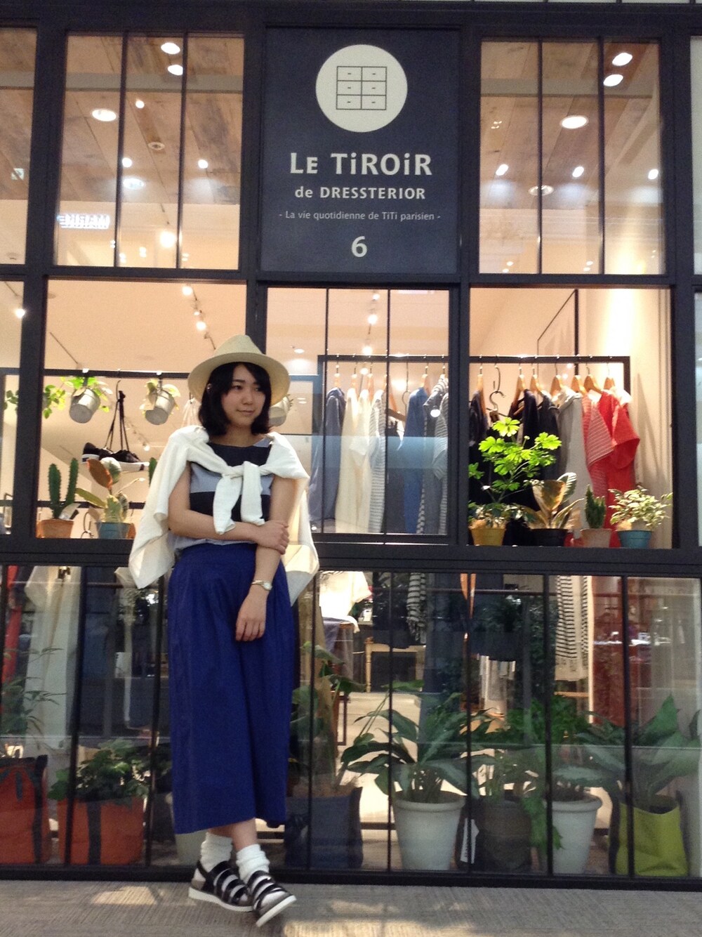 「ブラウス、ボーダー、グレー、ブルー、ハット、白ソックス、サンダル、ガウチョパンツ、靴下サンダル、LE TiROiR de DRESSTERIOR」｜「LE TiROiR de DRESSTERIORのBronte プレーン中折れハット（ハット、ベージュ系）」を使った、MIRAさん（レディース・160cm）の春コーディネートの1枚目の写真
