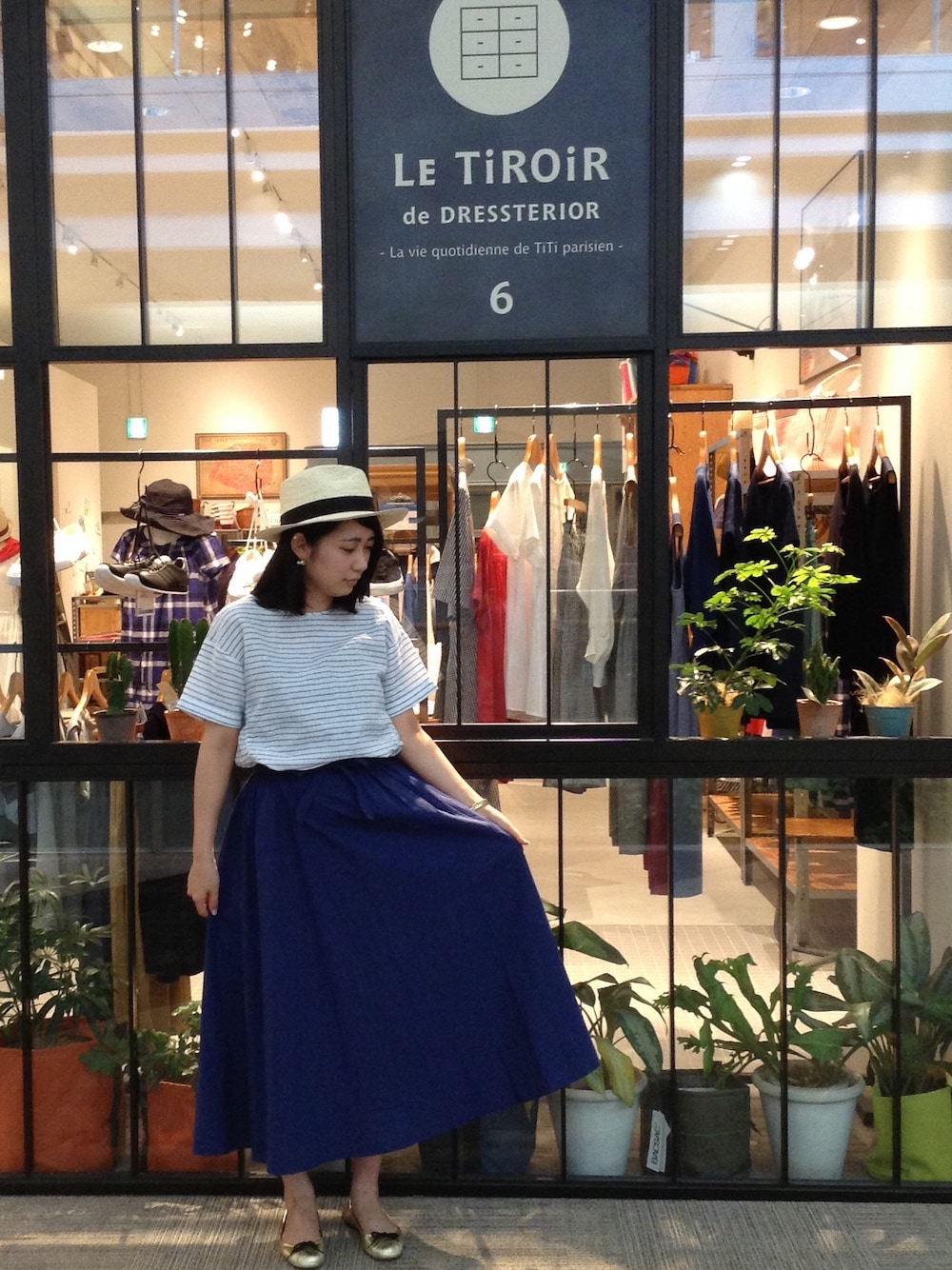 「スカート、ブルー、ハット、マキシスカート、ロングスカート、バレエシューズ、ストライプシャツ、ゴールド、タイプライター、LE TiROiR de DRESSTERIOR」｜「LE TiROiR de DRESSTERIORのシャンブレーボーダーTブラウス（シャツ/ブラウス、ホワイト系）」を使った、MIRAさん（レディース・160cm）の春コーディネートの1枚目の写真