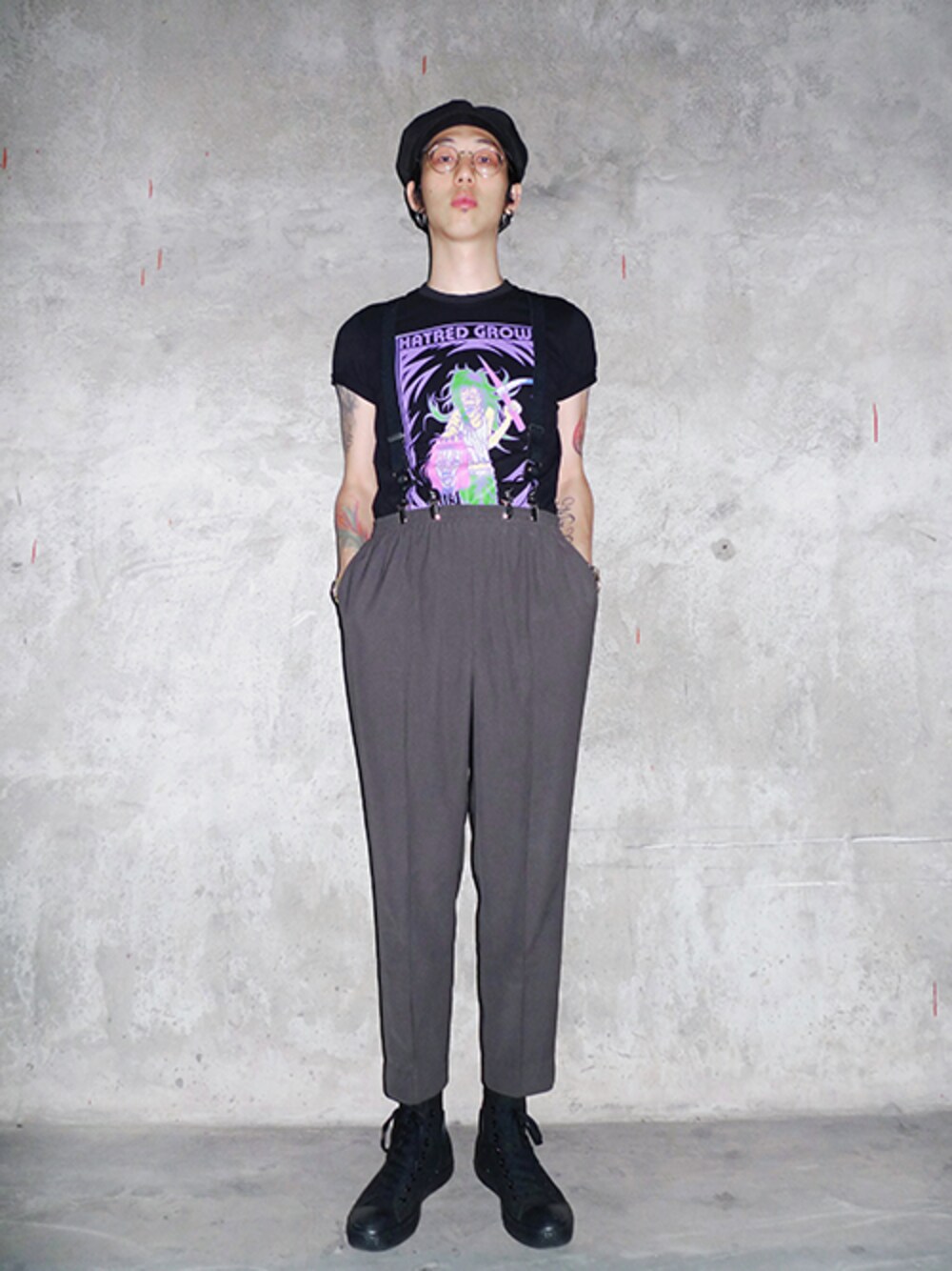 ブラック系のTシャツ/カットソー、ブラック系のスニーカー、ゴールド系のアナログ腕時計を着用したメンズの夏コーディネートの1枚目の写真