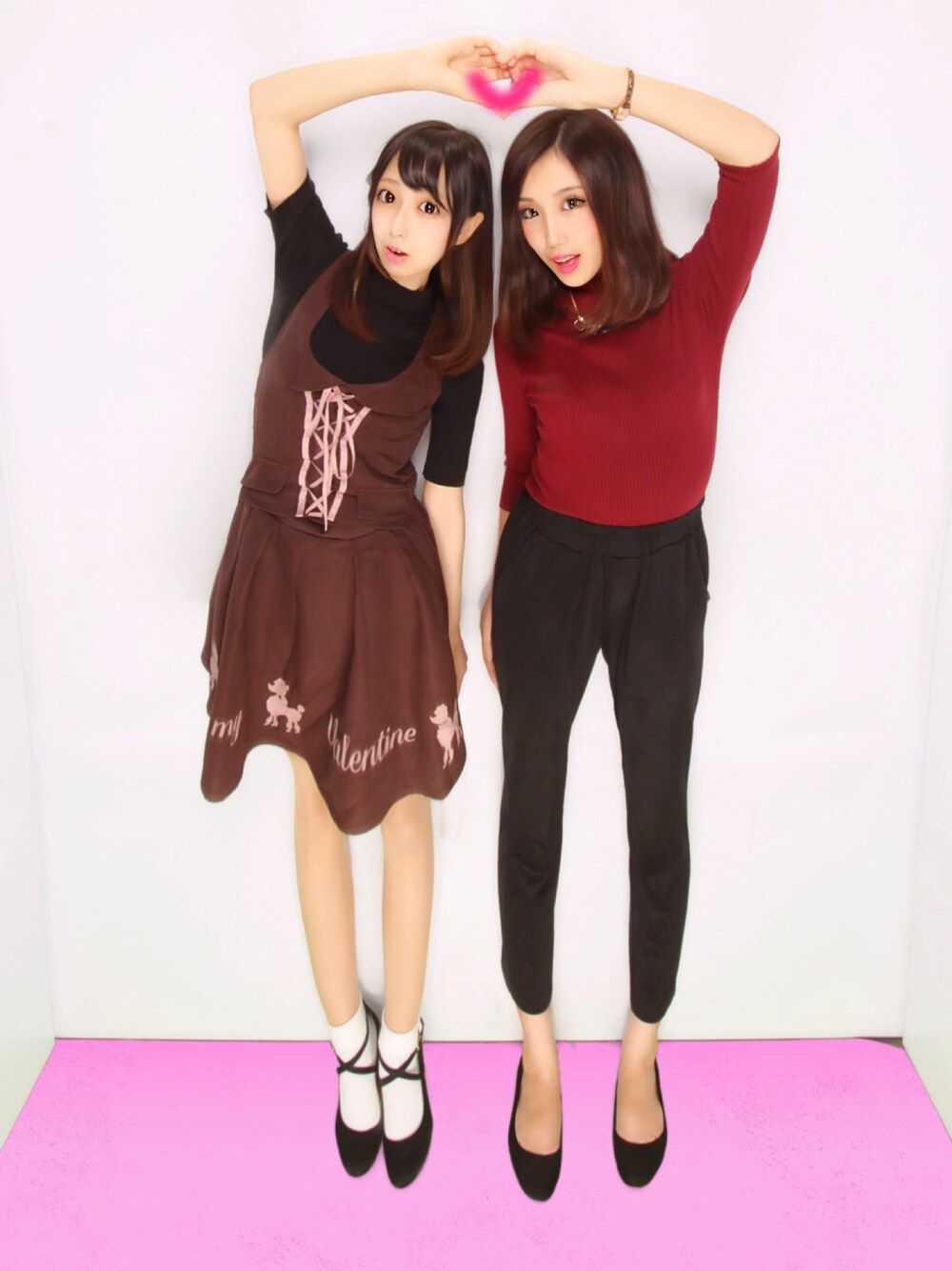 ブラウン系のワンピース、ブラック系のパンプスを着用したレディースの秋コーディネートの1枚目の写真