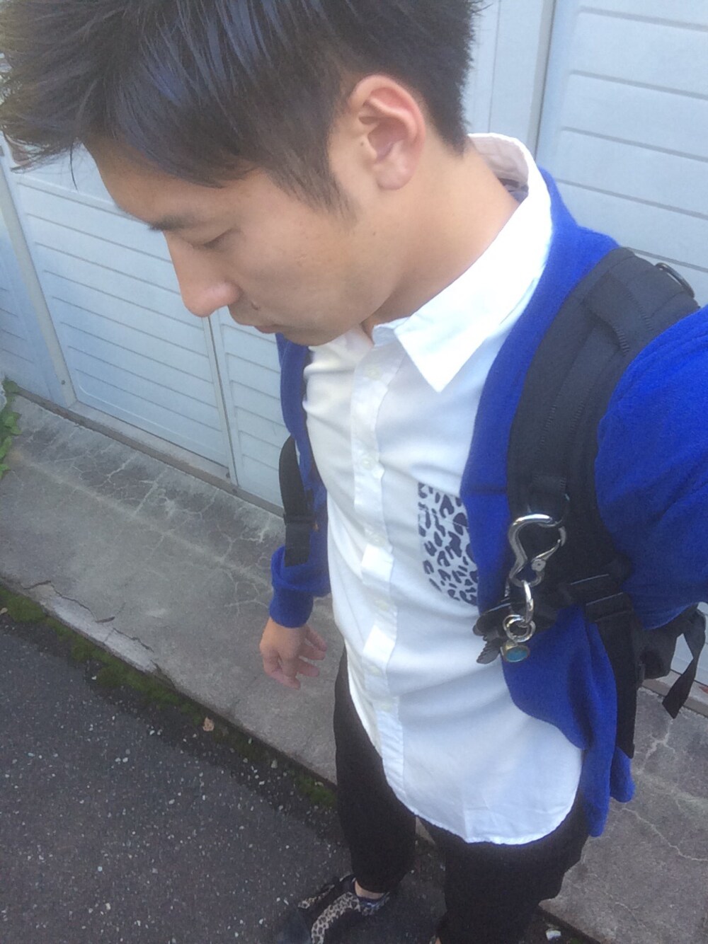 その他のシャツ/ブラウス、ブラック系のスニーカー、ブルー系のカーディガン/ボレロを着用したメンズの秋コーディネートの1枚目の写真