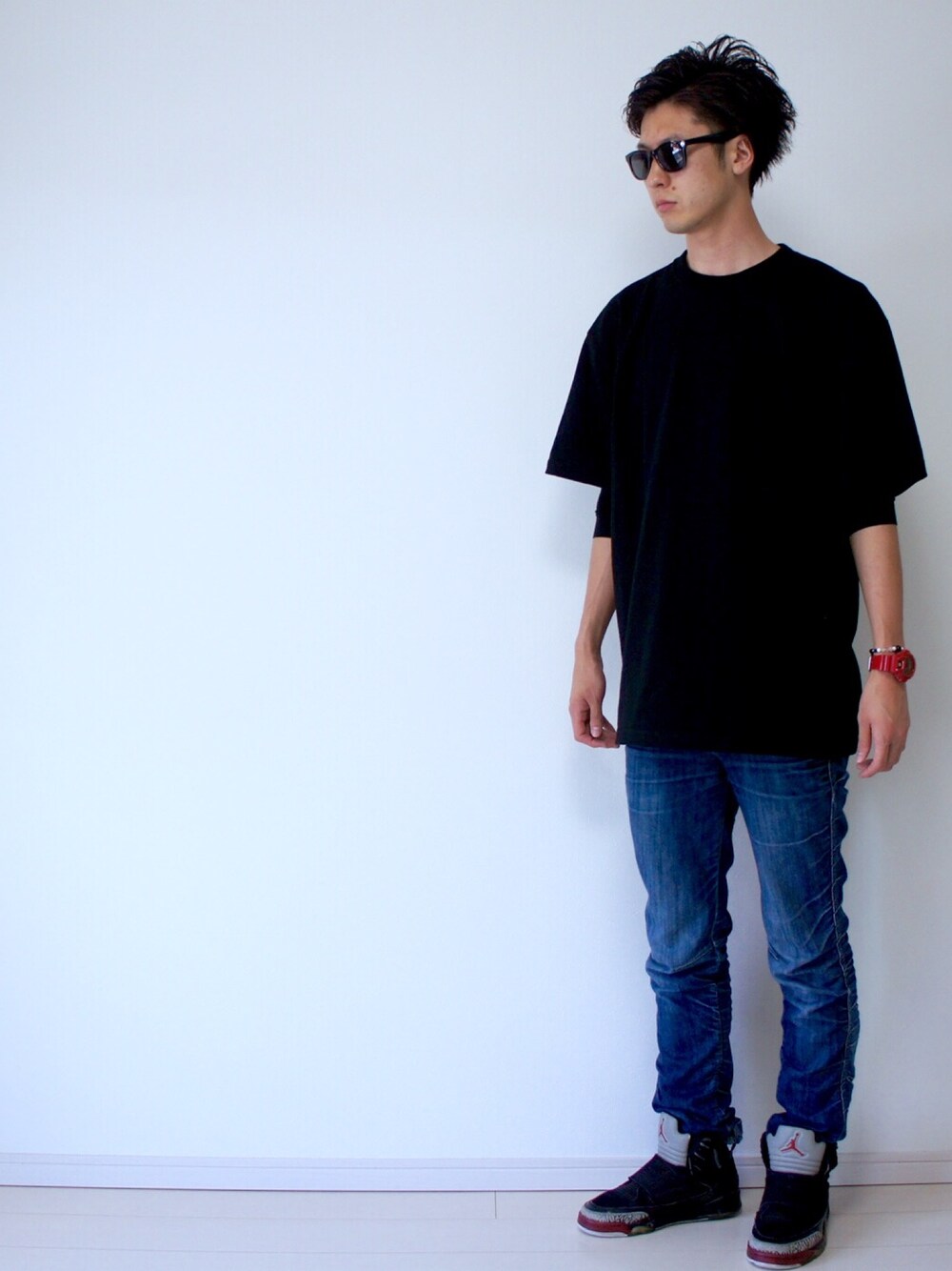ブラック系のTシャツ/カットソー、ブラック系のサングラスを着用したメンズの春コーディネートの1枚目の写真