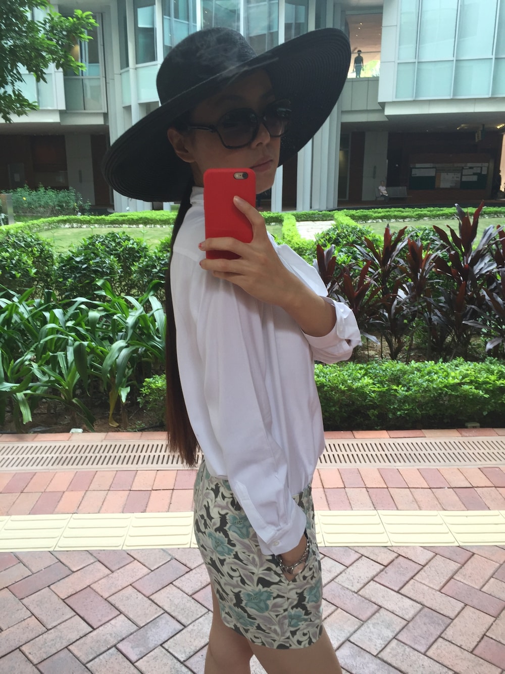 「long hair、hat、UNIQLO、shorts、white shirt」｜「UNIQLOのアイテム（ショーツ、その他）」を使った、Lily Chuさん（レディース・174cm）の秋コーディネートの1枚目の写真