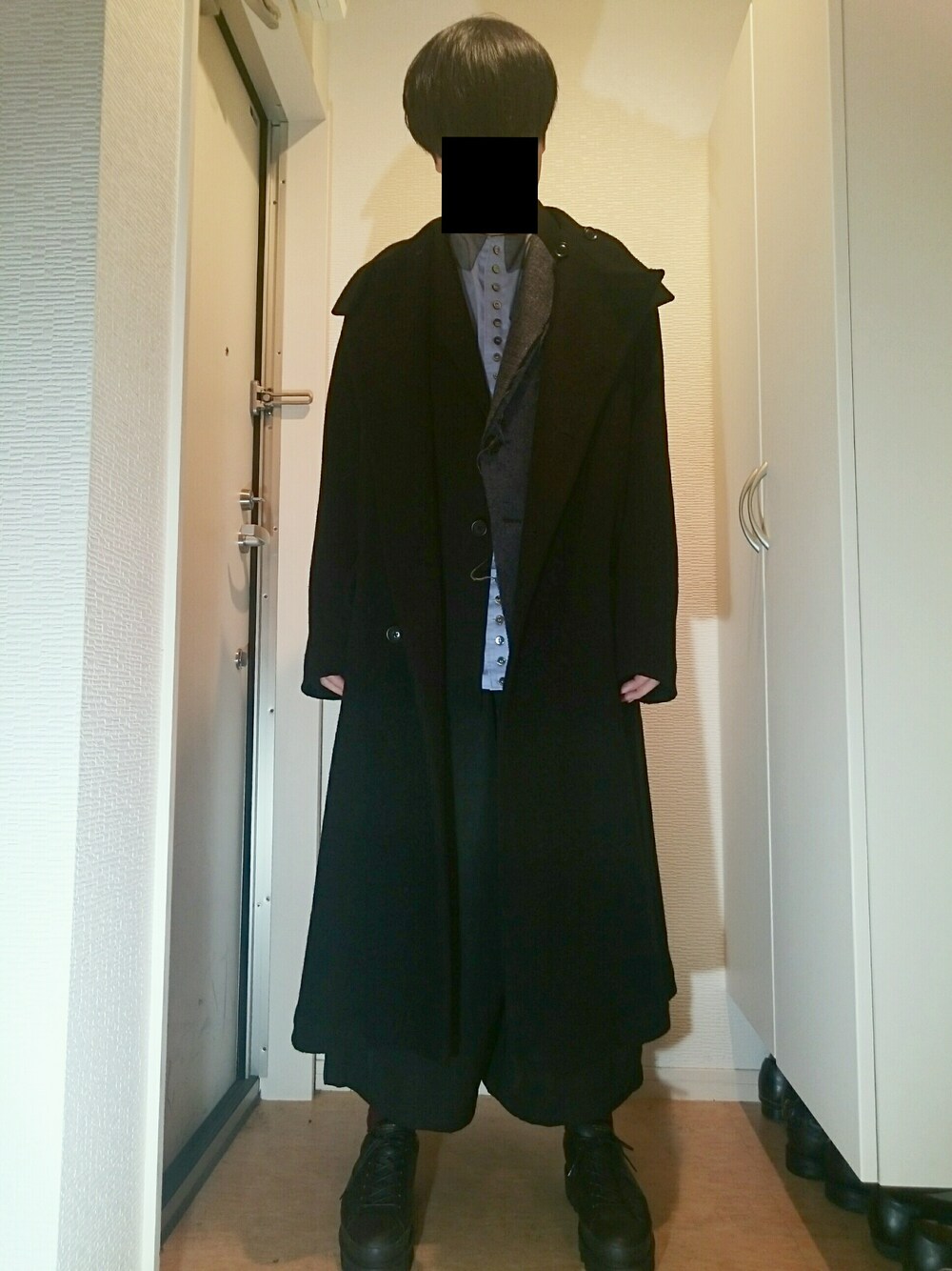 ブラック系のジャケット/アウター、ブルー系のジャケット/アウター、ブルー系のトップスを着用したメンズの冬コーディネートの1枚目の写真