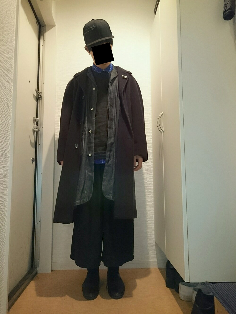 ブルー系のジャケット/アウター、ブラック系のシューズ、ブラック系のパンツを着用したメンズの冬コーディネートの1枚目の写真