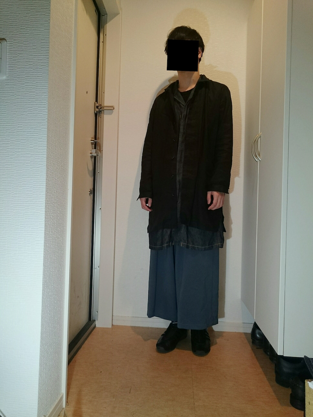 「玄関、欲しがります負けたって」｜「ohtaのアイテム（トップス、ブラック系）」を使った、玄関暮らしさん（メンズ・172cm）の春コーディネートの1枚目の写真