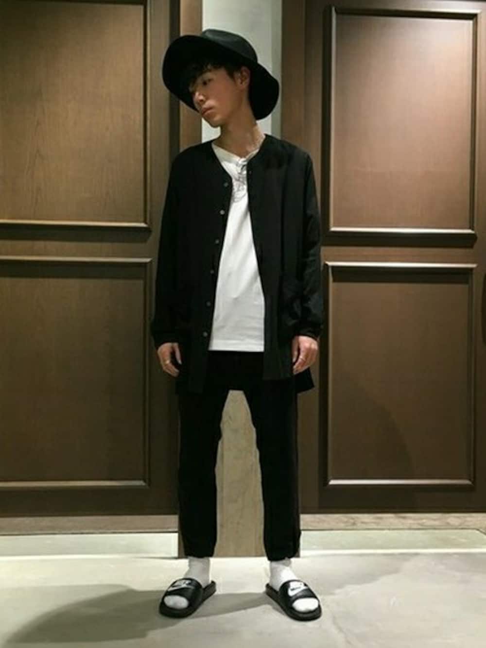 ホワイト系のTシャツ/カットソー、ブラック系のその他パンツ、ブラック系のハットを着用したメンズの春コーディネートの1枚目の写真