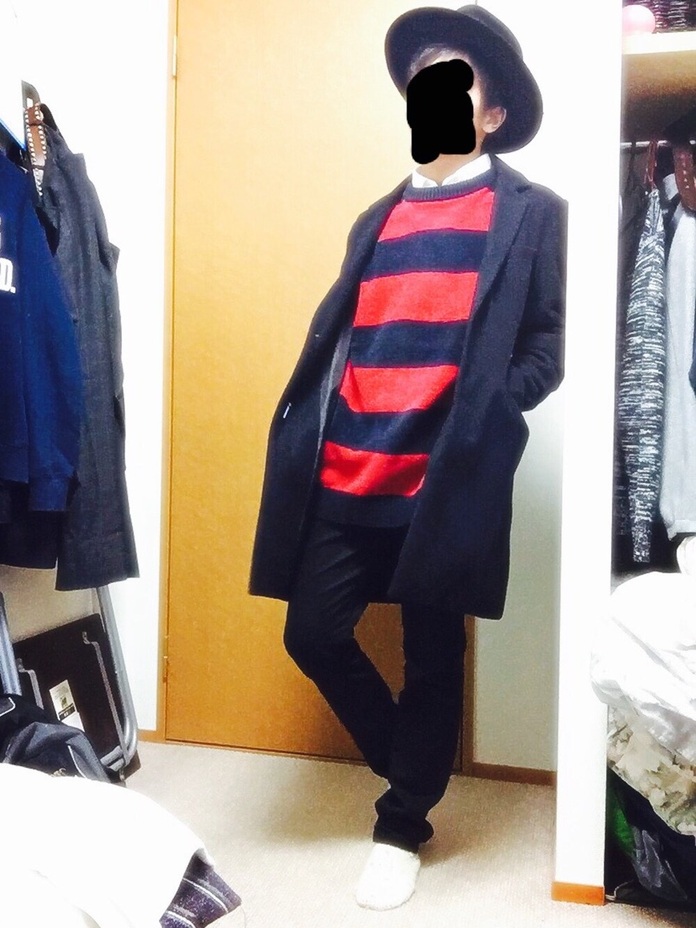 「チェスターコート、ボーダーニット、WEGO、白シャツ、黒スキニー、ツバ広ハット、家、2014年、ラストWEAR」｜「603の603 ウールチェスターコート（チェスターコート、ブラック系）」を使った、きだ   りょーたさん（メンズ・163cm）の冬コーディネートの1枚目の写真