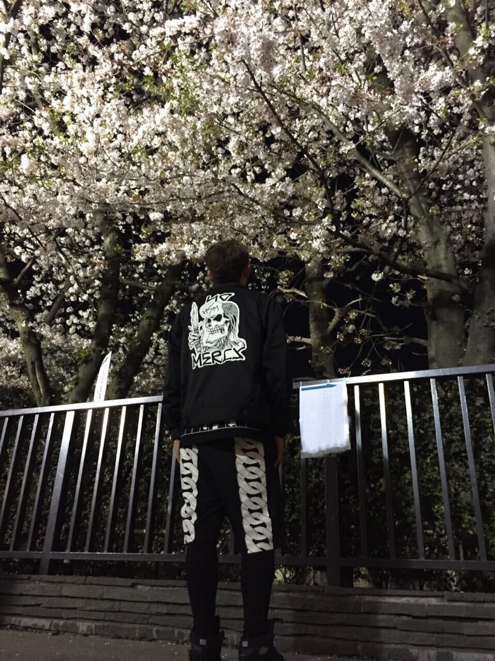 「FUCT SSDD、Jumper、Hollywood Heartbreaker、Jordan、iPhone」｜「fuctのアイテム（その他アウター、ブラック系）」を使った、Lamb さん（メンズ・177cm）の春コーディネートの1枚目の写真