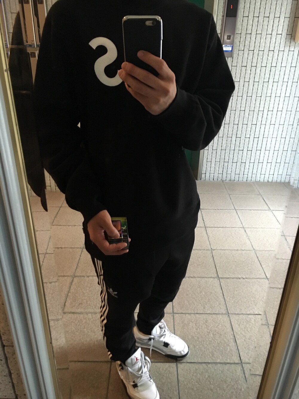 「supreme、adidas、Jordan、street」｜「Supreme のアイテム（スウェット、ブラック系）」を使った、SOUTA TSUJIさん（メンズ・175cm）の秋コーディネートの1枚目の写真