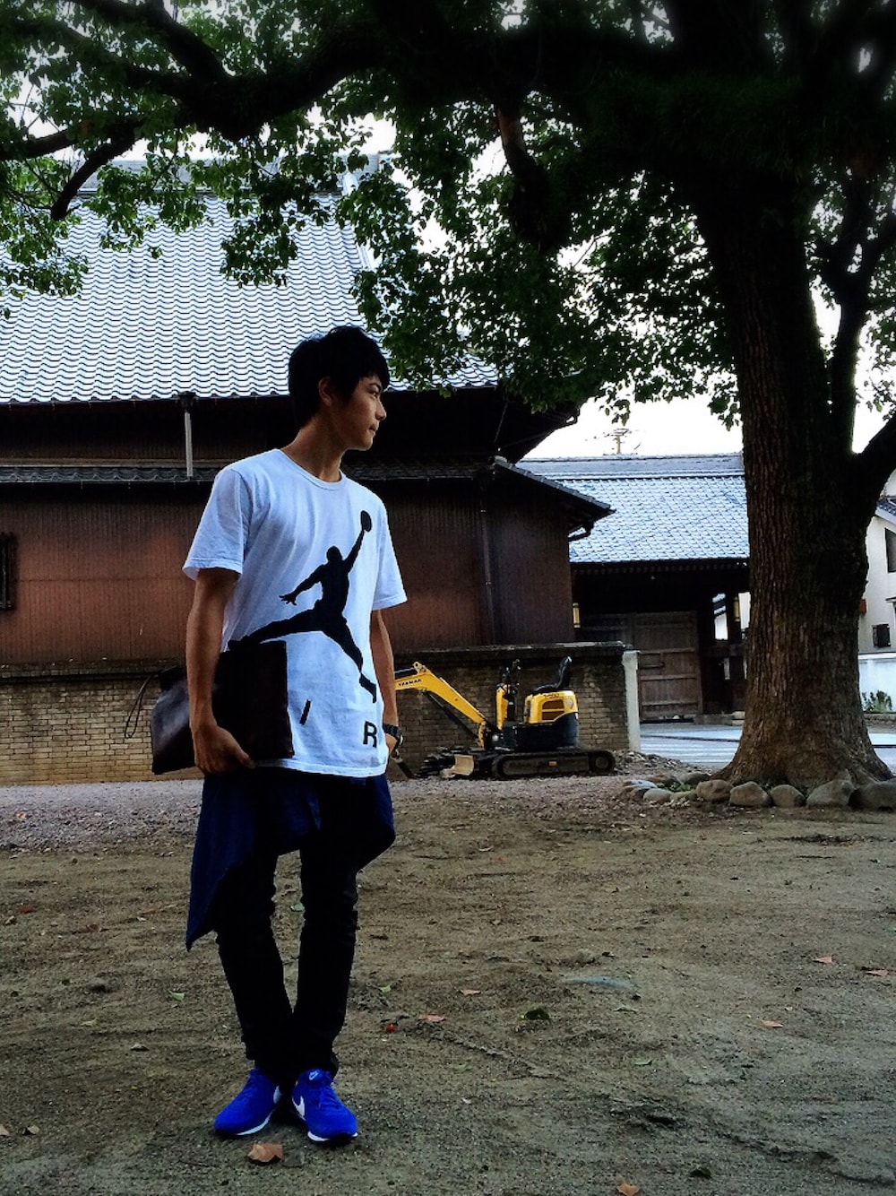 ブルー系のスニーカー、ホワイト系のTシャツ/カットソー、ブルー系のデニムジャケットを着用したメンズの夏コーディネートの1枚目の写真