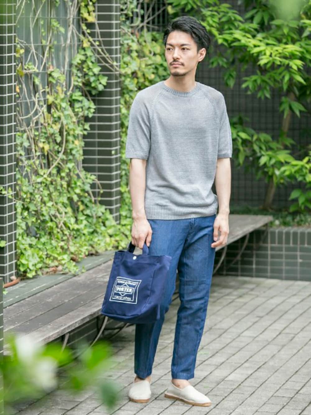 「リラックス、PORTER、イージーパンツ、SALE、キャンバストート、エスパドリーユ、URBAN RESEARCH、半袖ニット、URBAN RESEARCH MENS」｜「URBAN RESEARCHのTRAVEL COUTURE by LOWERCASE　キャンバストートバッグM（トートバッグ、ブルー系）」を使った、takuさん（メンズ・178cm）の夏コーディネートの1枚目の写真