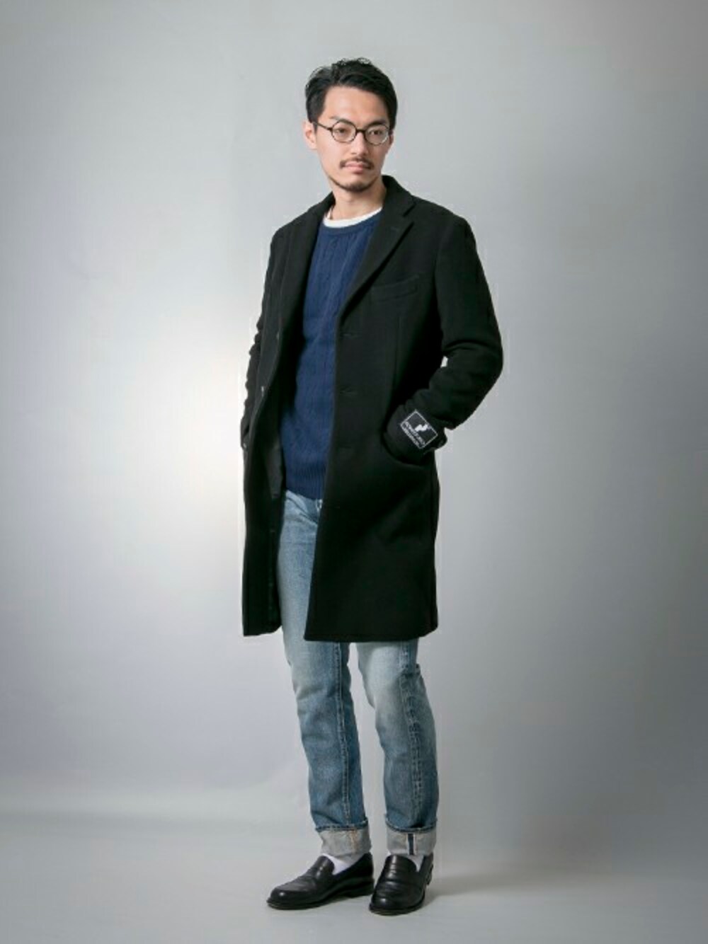 「デニム、チェスターコート、ローファー、ケーブルニット、アーバンリサーチ、冬、2015AW、URBAN RESEARCH MENS」｜「URBAN RESEARCHのUR ウールカシミヤケーブルニット（ニット/セーター、ブルー系）」を使った、takuさん（メンズ・178cm）の秋コーディネートの1枚目の写真
