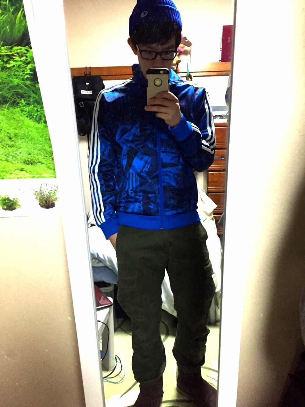 ブルー系のジャージ、グリーン系のカーゴパンツ、ブラウン系のブーツを着用したメンズの冬コーディネートの1枚目の写真