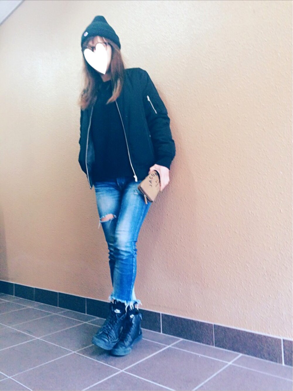 「スニーカー、デニム」｜「Marc by Marc Jacobsのアイテム（財布、ブラウン系）」を使った、suuさん（レディース・158cm）の春コーディネートの1枚目の写真