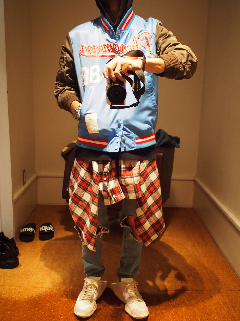 「PHENOMENON、RickOwens×adidas、スタジャン、MA-1、ネルシャツ、ダメージデニムパンツ、スキニーデニム、adidas、RICK OWENS、白スニーカー」｜「PHENOMENONのアイテム（スタジャン、ブルー系）」を使った、TAKAさん（メンズ・162cm）の秋コーディネートの1枚目の写真