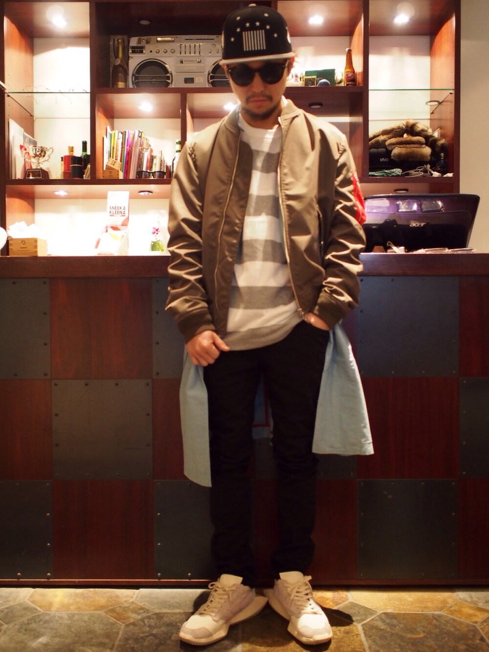 「PHENOMENON、swagger、adidas、RICK OWENS、RickOwens×adidas、スニーカー、MA-1、ガウン、サングラス、ボーダートップス」｜「PHENOMENONのアイテム（ミリタリージャケット、グリーン系）」を使った、TAKAさん（メンズ・162cm）の冬コーディネートの1枚目の写真