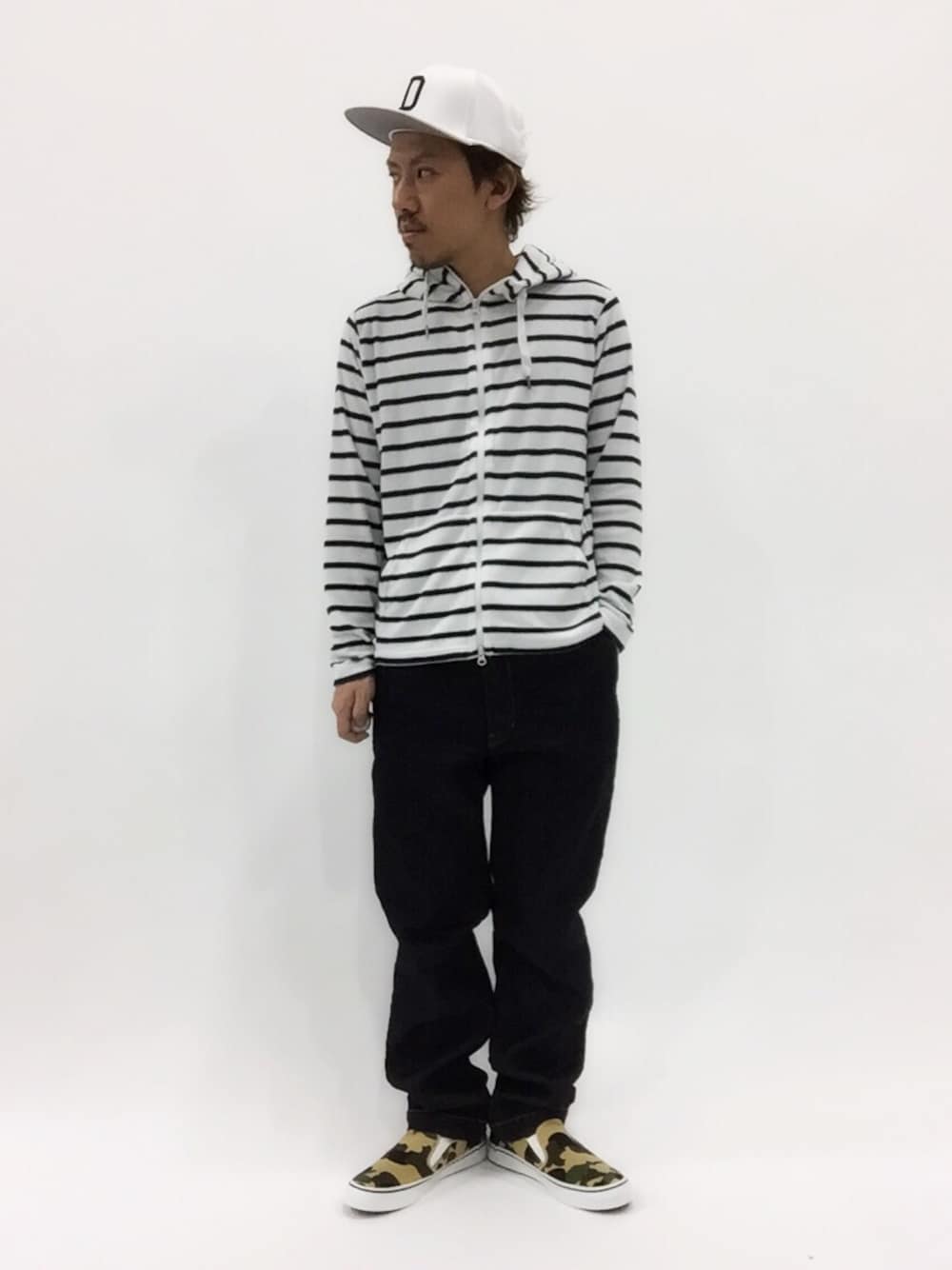 「ボーダー、スリッポン、A BATHING APE、HEAD PORTER PLUS、UPSTART、diversion」｜「UP STARTの先染めボーダーパイルパーカー（パーカー、ホワイト系）」を使った、B-chanさん（メンズ・168cm）の春コーディネートの1枚目の写真