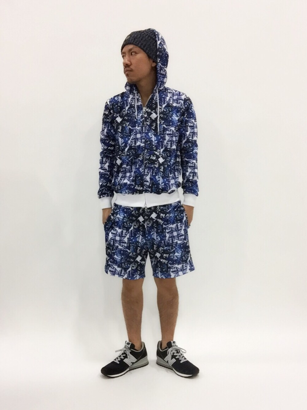 「セットアップ、New Balance、ニットキャップ」｜「DOWBLのバタフライパターンセットアップ（ジャージ、ブルー系）」を使った、B-chanさん（メンズ・168cm）の春コーディネートの1枚目の写真