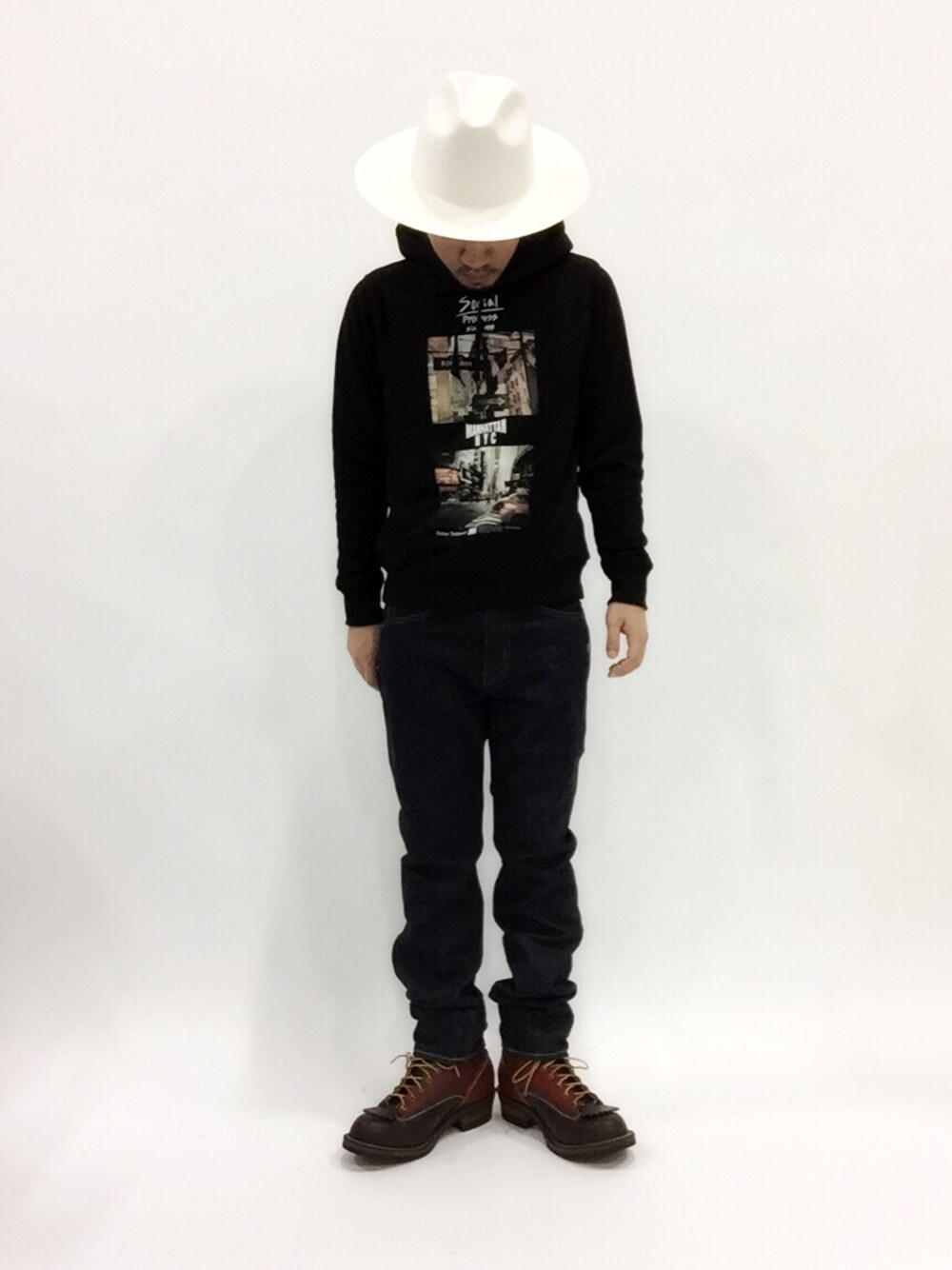 「パーカー、ハット、白ハット、WESCO、ノンウォッシュデニム」｜「NAVALのフォトプリントプルＰＫ【マンハッタン】（パーカー、ブラック系）」を使った、B-chanさん（メンズ・168cm）の春コーディネートの1枚目の写真