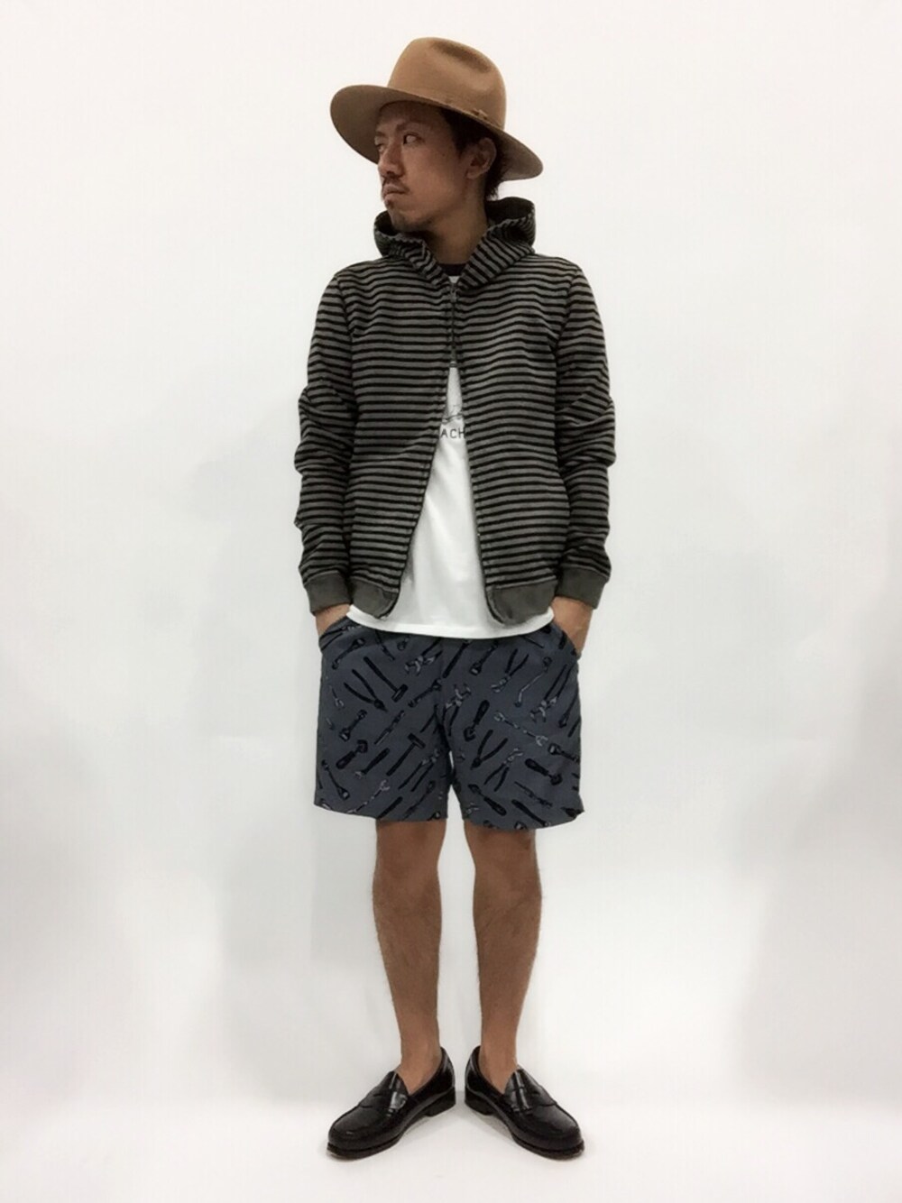 「ボーダー、ローファー、ハット、ショーツ、wjk」｜「wjkのborder zip up　parka dyed（パーカー、ブルー系）」を使った、B-chanさん（メンズ・168cm）の春コーディネートの1枚目の写真
