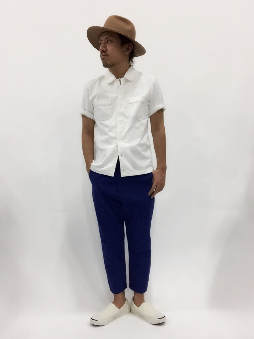「converse、ハット、アンクルパンツ、白×青、ブルー x ホワイト」｜「MR.OLIVEの【MR.OLIVE】ﾄﾞﾋﾞｰｵｰﾌﾟﾝｶﾗｰSH（シャツ/ブラウス、ホワイト系）」を使った、B-chanさん（メンズ・168cm）の春コーディネートの1枚目の写真