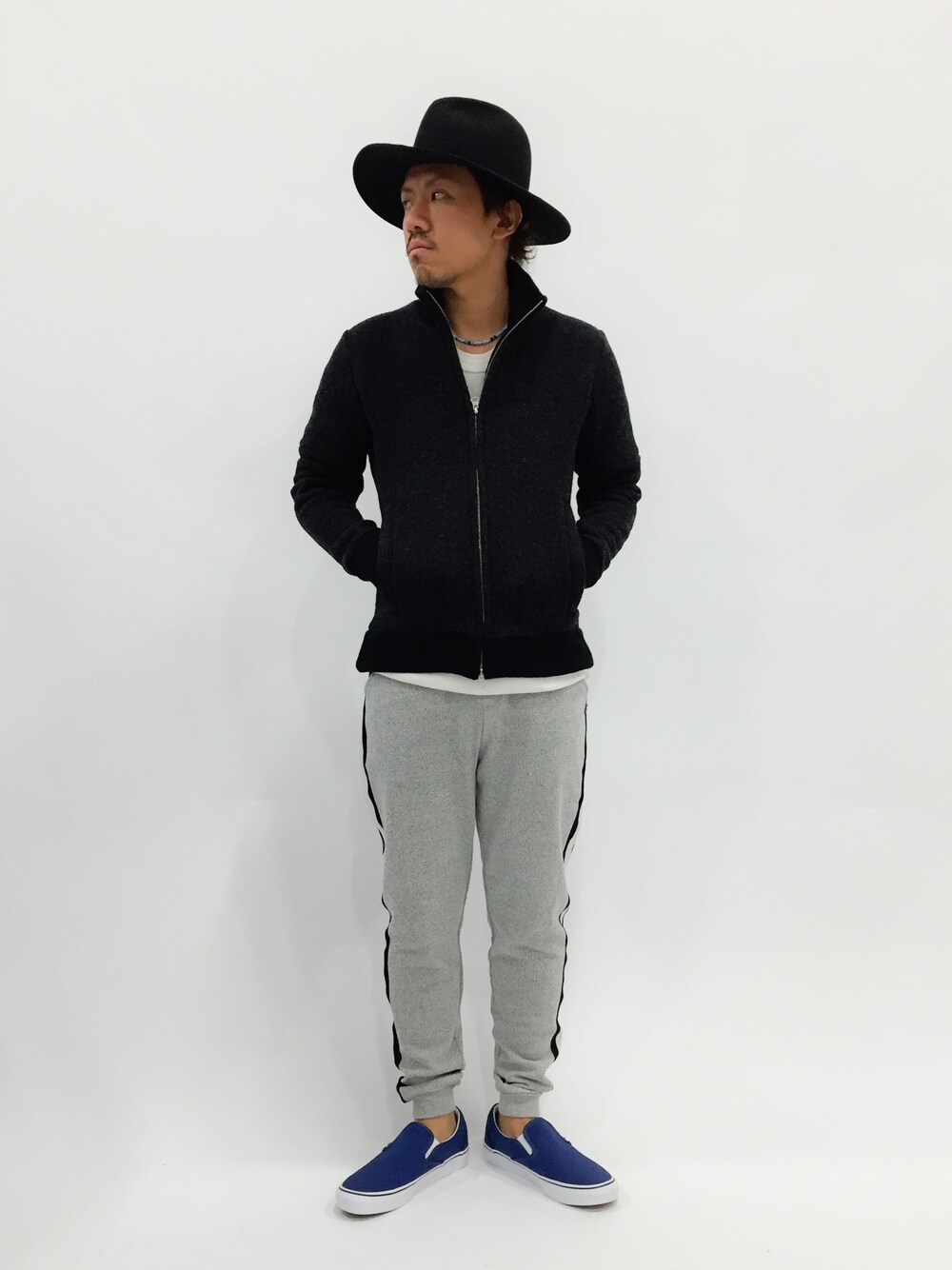 「カットソー、ブルゾン、スウェットパンツ、スリッポン、ワッフル」｜「BAYFLOWのMS/SWEAT JOGGER（その他パンツ、グレー系）」を使った、B-chanさん（メンズ・168cm）の春コーディネートの1枚目の写真