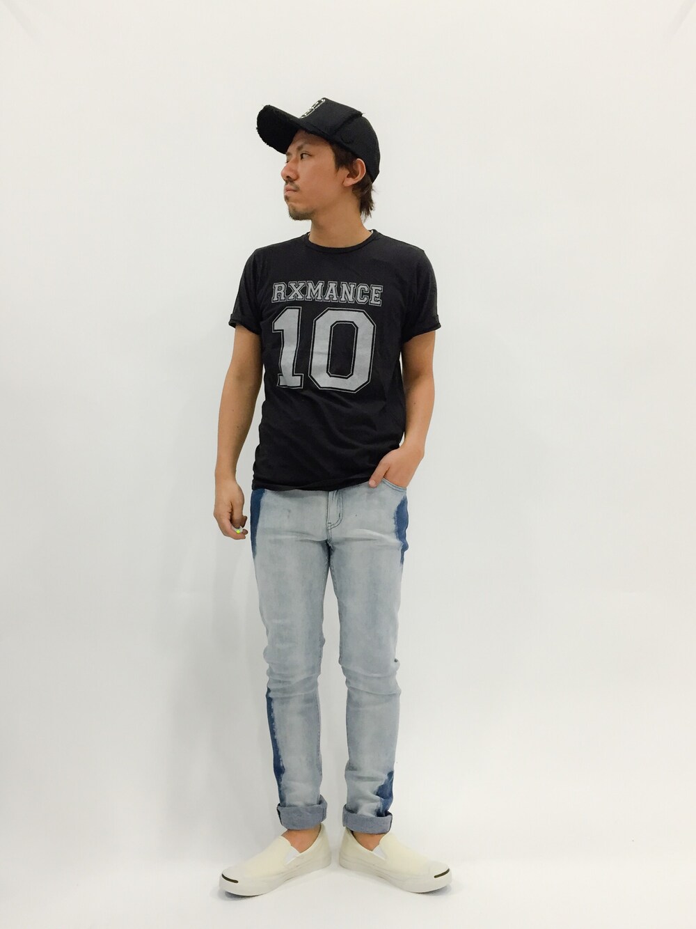 「黒、スリッポン、ロールアップ、スキニーデニム、ブリーチデニム」｜「ESTNATIONのYOSHINORI KOTAKE LUX ﾒﾝｽﾞﾌｧｰﾆｯｼﾝｸﾞ/帽子（キャップ、ブラック系）」を使った、B-chanさん（メンズ・168cm）の春コーディネートの1枚目の写真