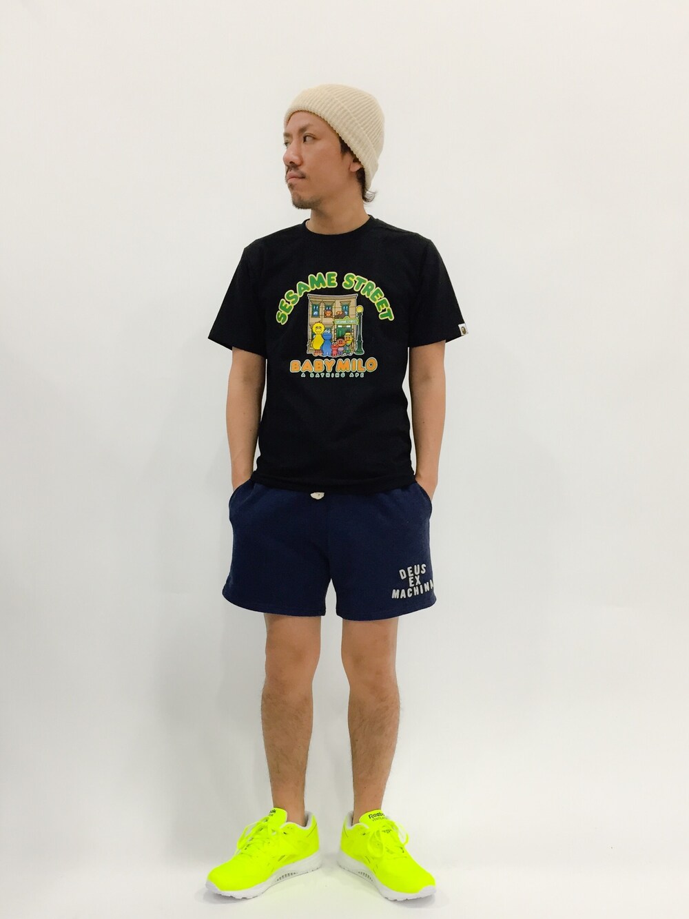 ブラック系のTシャツ/カットソー、ブルー系のその他パンツを着用したメンズの春コーディネートの1枚目の写真