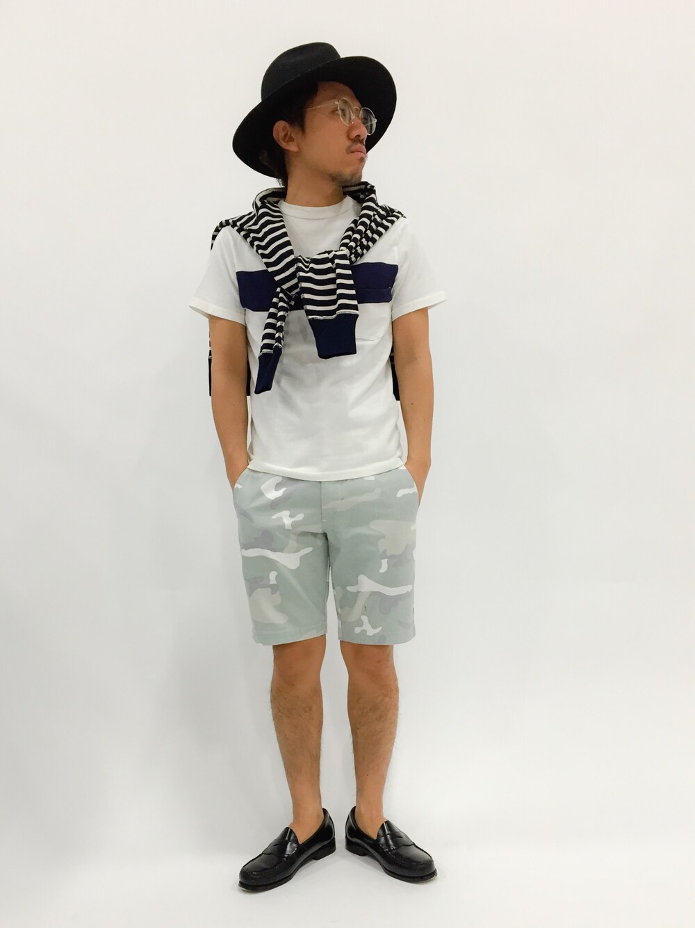 「ボーダー、カモフラ、ローファー、迷彩、肩掛け、丸メガネ、ツバ広ハット、白Tシャツ」｜「BEAMSのBEAMS / カモフラージュ柄ベーシック チノショーツ（その他パンツ、その他）」を使った、B-chanさん（メンズ・168cm）の春コーディネートの1枚目の写真