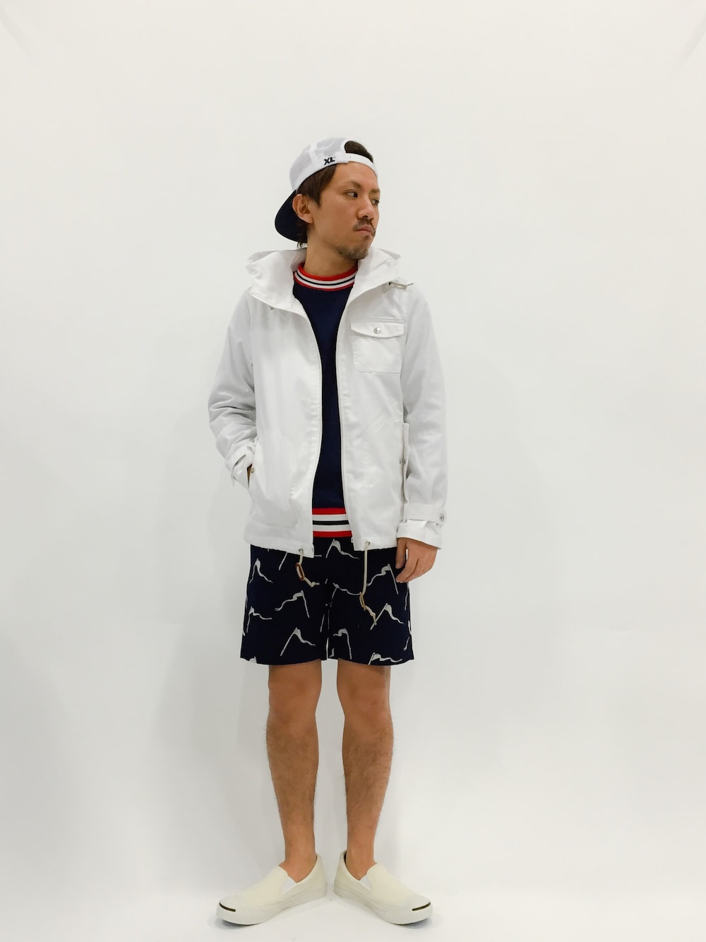 「スウェット、マウンテンパーカー、スリッポン、ショーツ、統一感」｜「BEN DAVIS/WHITE LABELのBEN DAVIS/オリジナル総柄ショーツD（その他パンツ、ブルー系）」を使った、B-chanさん（メンズ・168cm）の春コーディネートの1枚目の写真