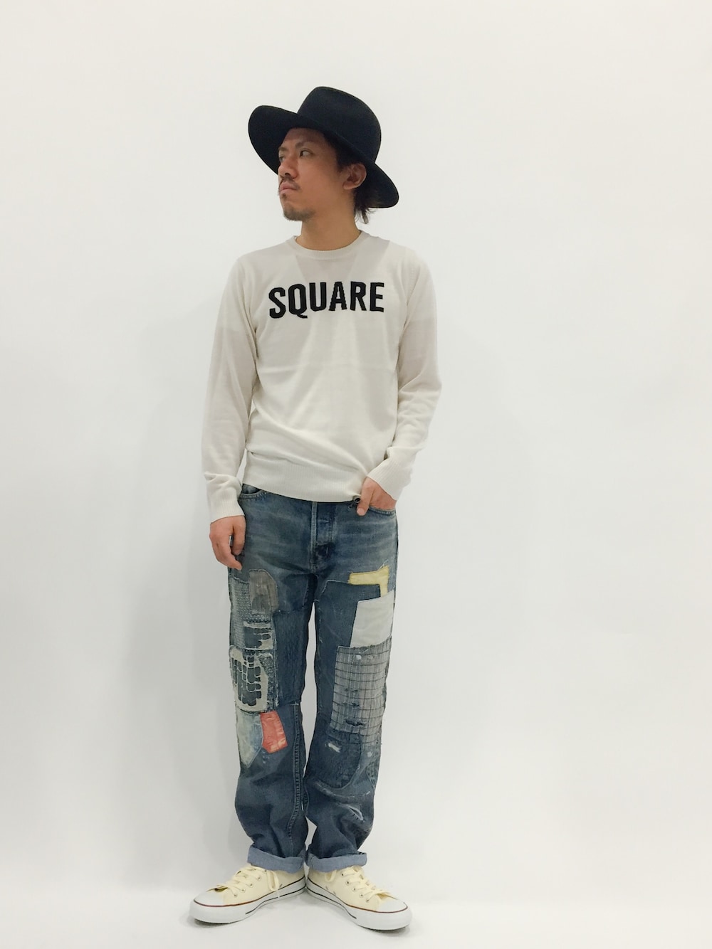 「ニット、Aライン、加工デニム、ツバ広ハット、薄手ニット」｜「CUSTOM CULTUREの352-2206（ニット/セーター、ホワイト系）」を使った、B-chanさん（メンズ・168cm）の春コーディネートの1枚目の写真