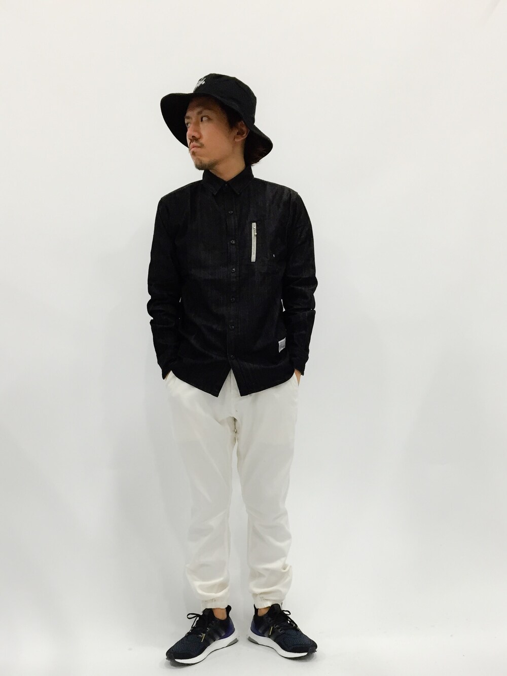 「デニムシャツ、スポーツミックス、ランニングシューズ、クライミングパンツ、バケットハット」｜「unrelaxingのUR-151 ロングブリムバケットハット ツバ広ハット つば広ハット（ハット、ブラック系）」を使った、B-chanさん（メンズ・168cm）の春コーディネートの1枚目の写真