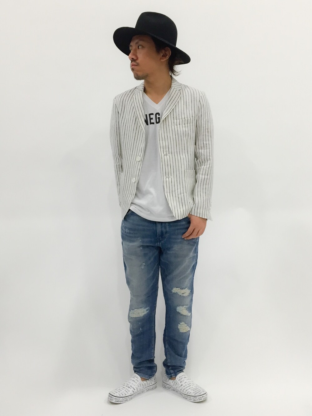 ブルー系のその他パンツ、ホワイト系のTシャツ/カットソー、ブルー系のテーラードジャケットを着用したメンズの春コーディネートの1枚目の写真