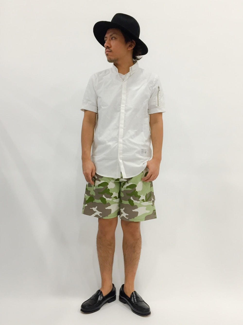 「ミリタリー、カモフラ、ローファー、迷彩、シャツスタイル、ツバ広ハット」｜「DETAILSのDETAILS/MILITARY S/S SHIRTS（シャツ/ブラウス、ホワイト系）」を使った、B-chanさん（メンズ・168cm）の春コーディネートの1枚目の写真