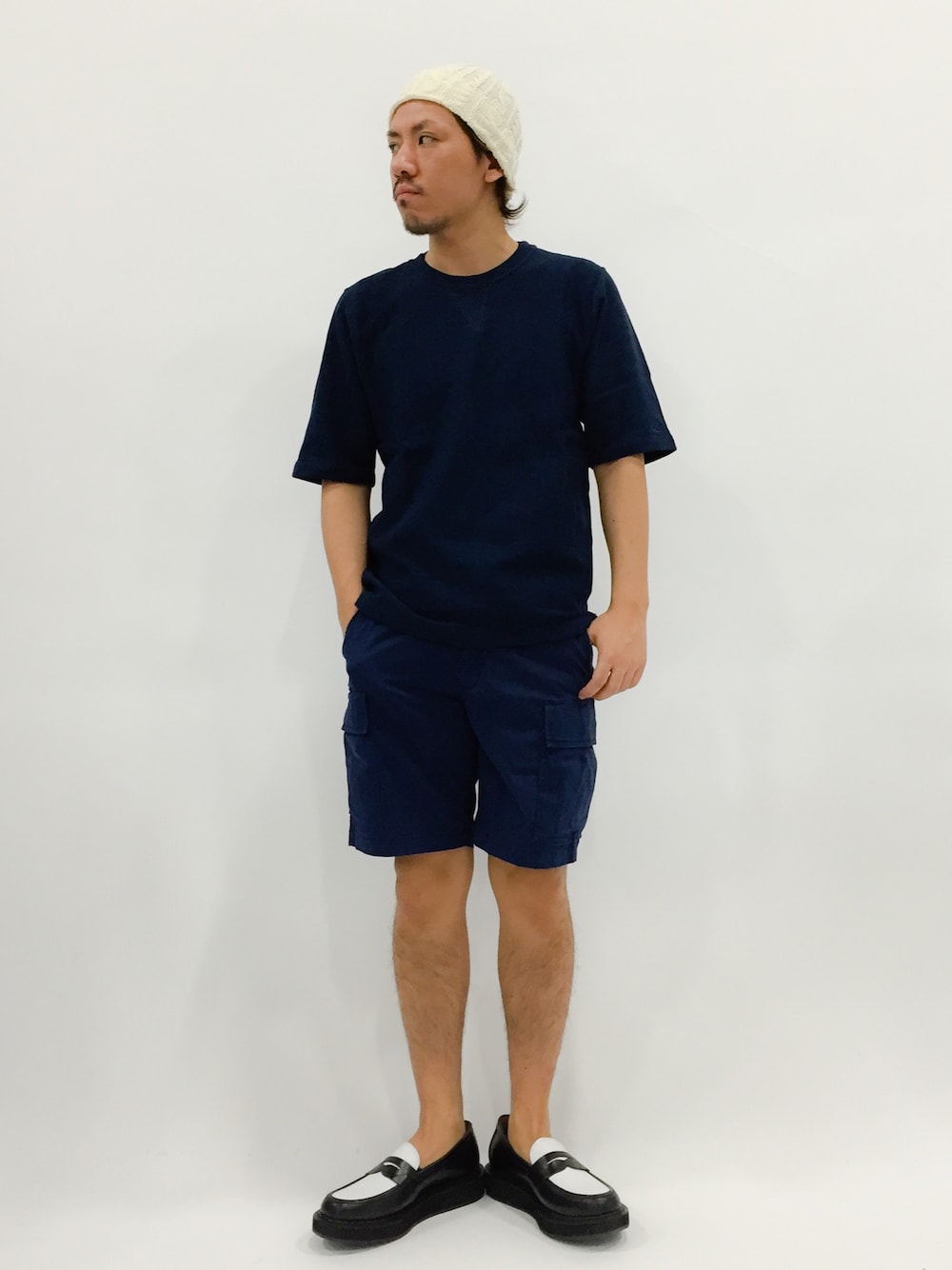 「ニット帽、ローファー、カーゴパンツ、Champion、イージーパンツ、nano・universe」｜「Championのchampion×nano･universe/ チャンピオン別注RW裏毛Tee（Tシャツ/カットソー、ブルー系）」を使った、B-chanさん（メンズ・168cm）の春コーディネートの1枚目の写真