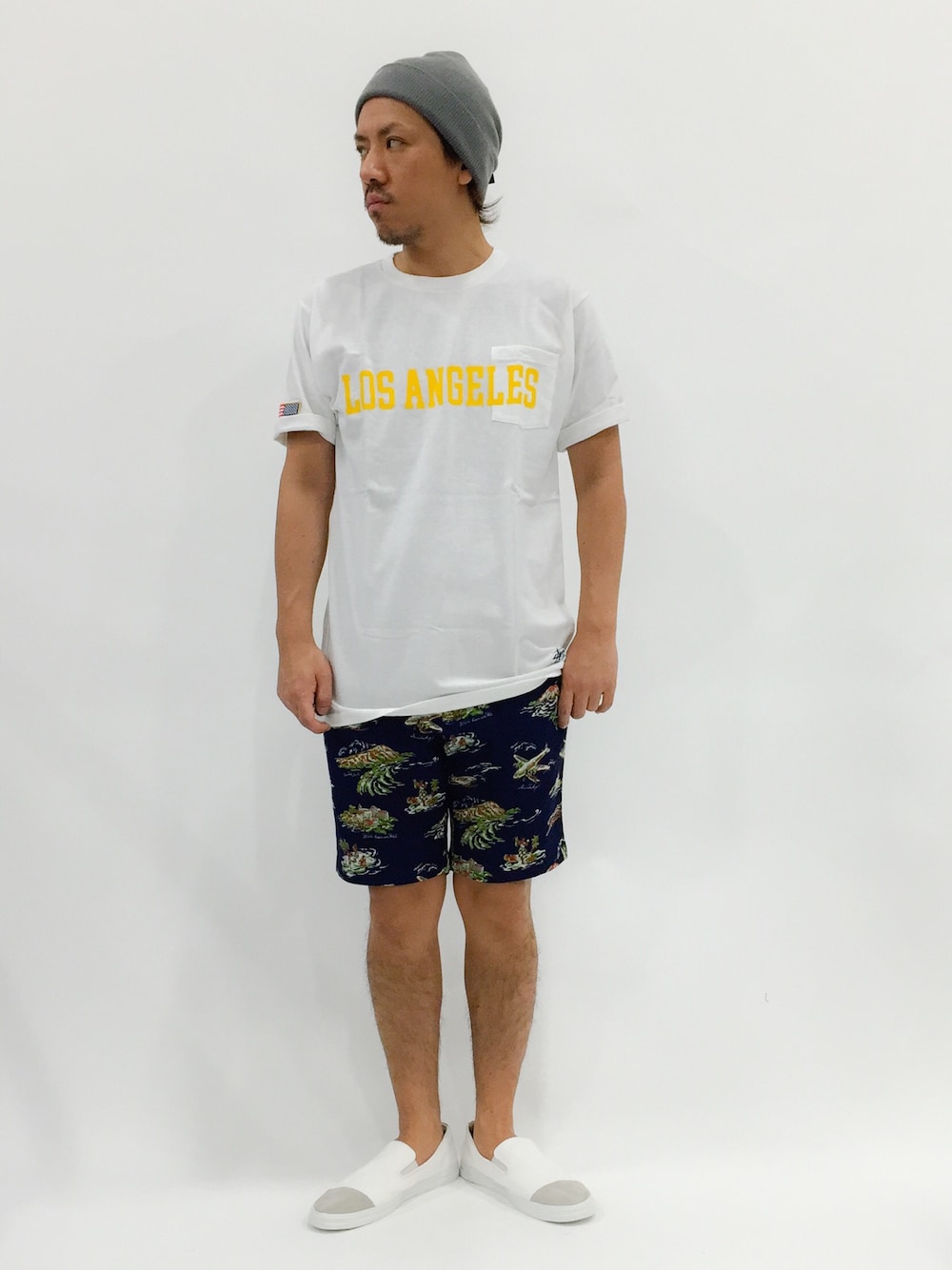 ホワイト系のTシャツ/カットソー、ブルー系のその他パンツ、ホワイト系のスリッポンを着用したメンズの春コーディネートの1枚目の写真