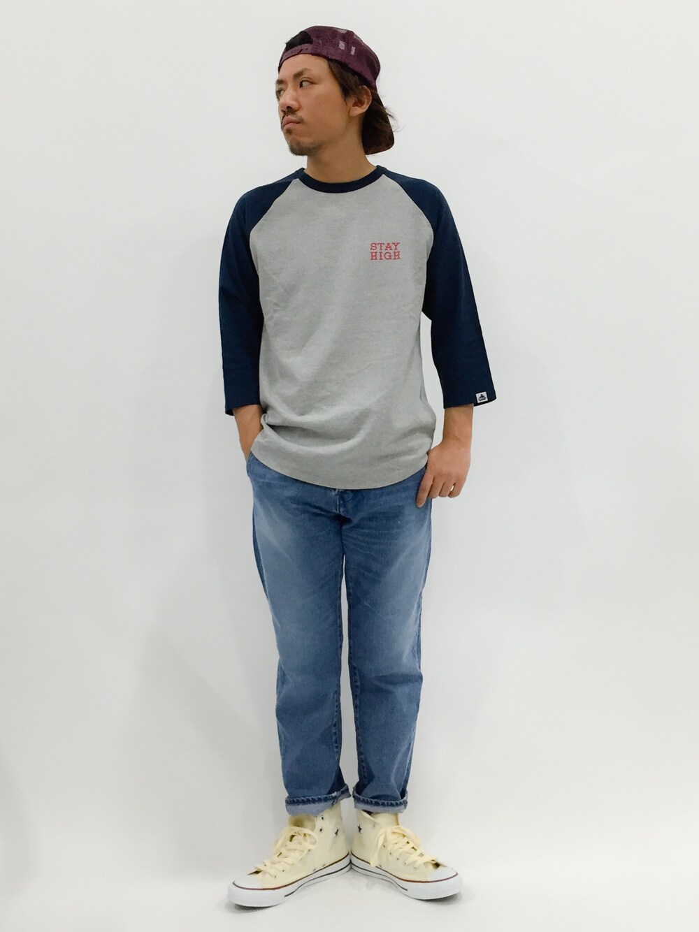 グレー系のTシャツ/カットソー、ブルー系のデニムパンツ、ホワイト系のスニーカーを着用したメンズの夏コーディネートの1枚目の写真