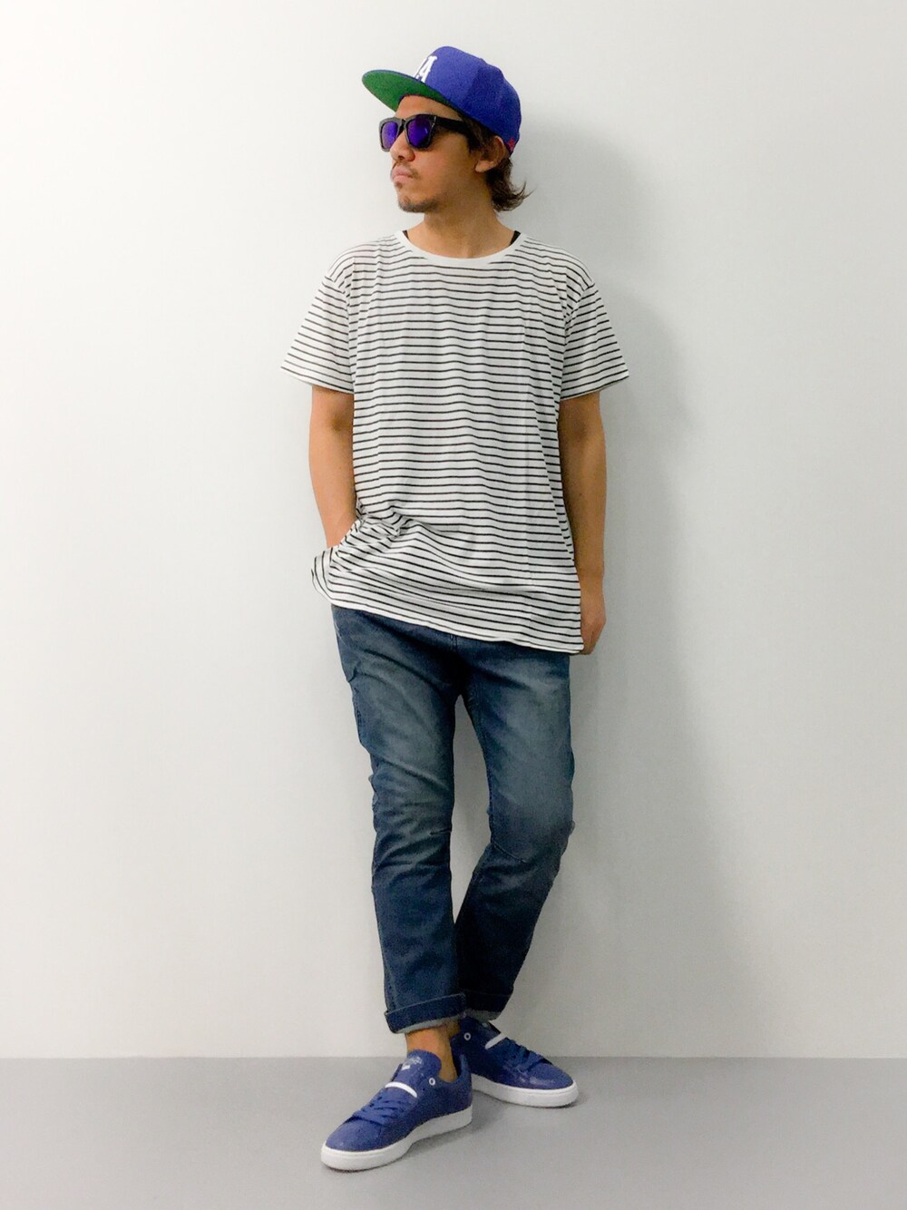 「ボーダー、ブルー、総柄、スキニーデニム、ミラーサングラス」｜「XLARGEのCITY CAP（キャップ、ブルー系）」を使った、B-chanさん（メンズ・168cm）の夏コーディネートの1枚目の写真