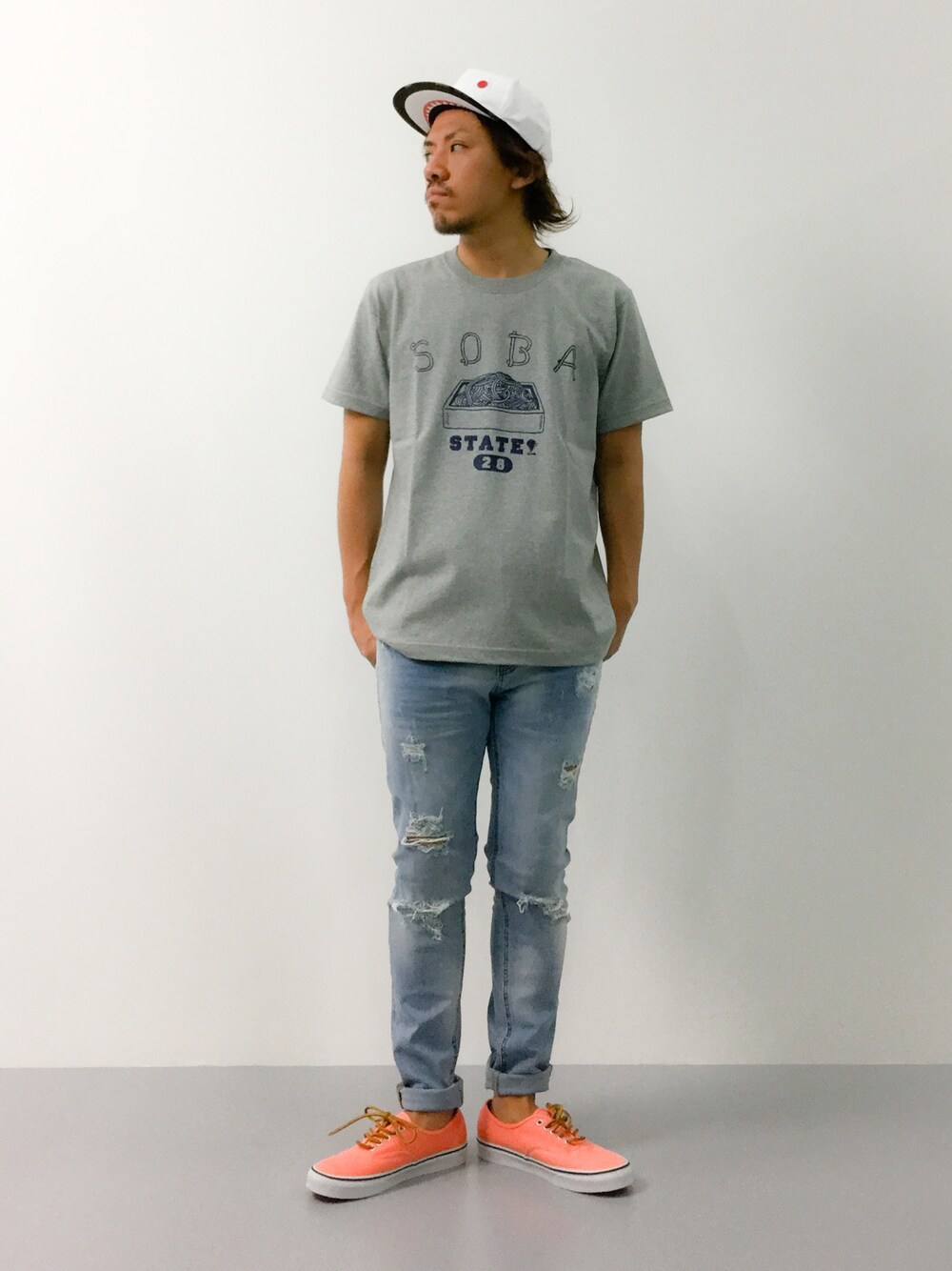 「VANS、アメカジ、加工デニム、クラッシュデニム、SOBA」｜「A BATHING APEのSHARK SNAP BACK CAP（キャップ、ホワイト系）」を使った、B-chanさん（メンズ・168cm）の夏コーディネートの1枚目の写真