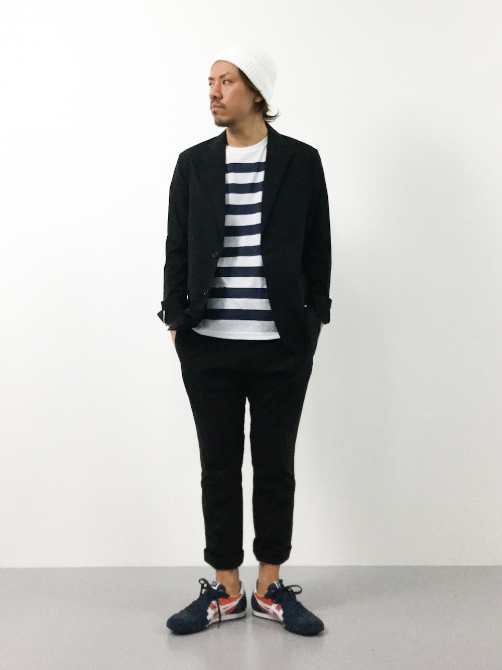 ブルー系のテーラードジャケット、ブルー系のTシャツ/カットソー、ブルー系のその他パンツを着用したメンズの夏コーディネートの1枚目の写真