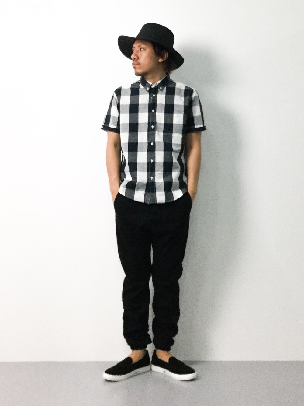 「チェックシャツ、リブパンツ、ブラック×ホワイト、シャツスタイル、ツバ広ハット」｜「AZUL by moussyのペーパーブレードHAT（キャップ、ブラック系）」を使った、B-chanさん（メンズ・168cm）の夏コーディネートの1枚目の写真