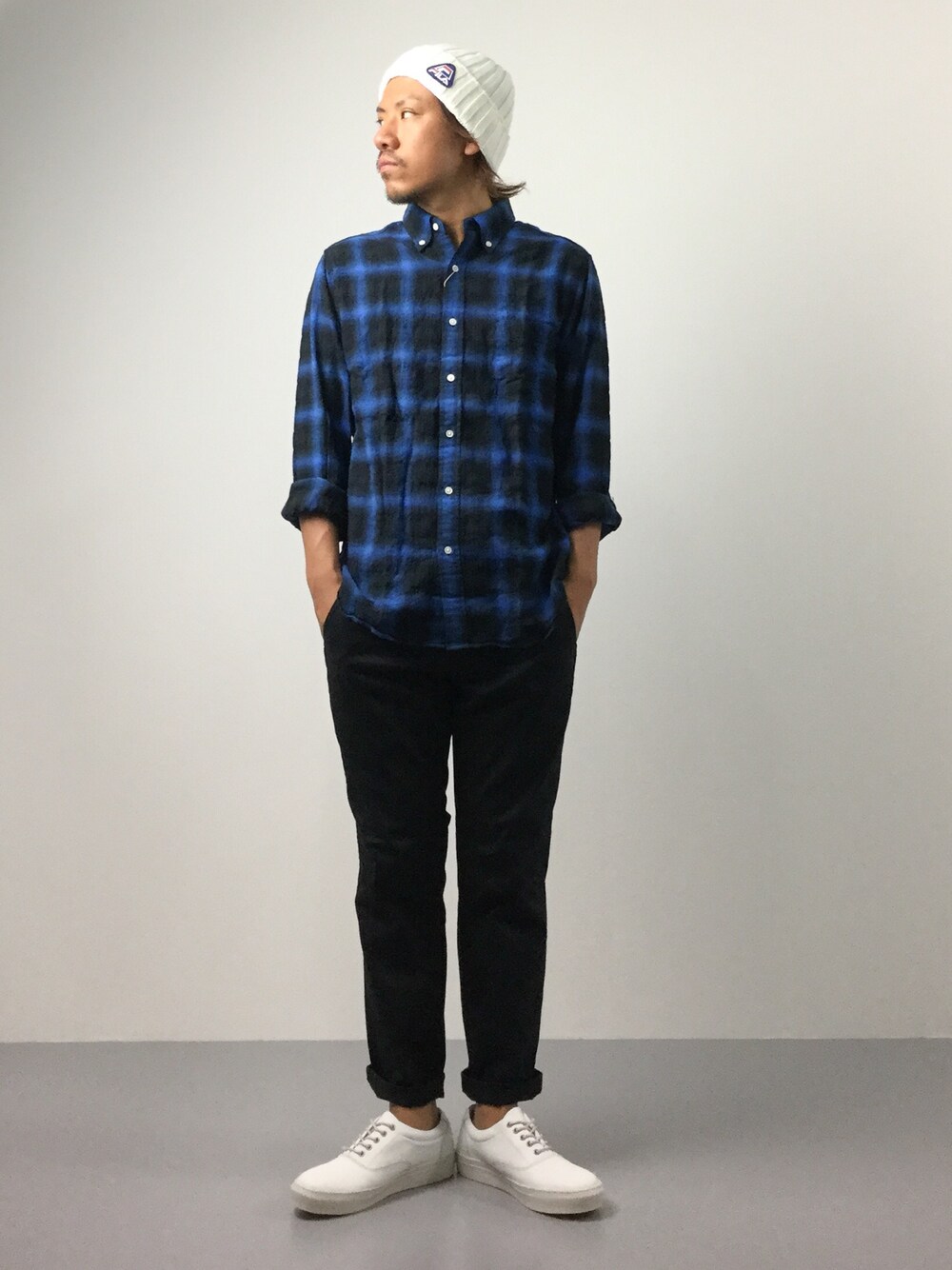 「カジュアル、チェックシャツ、ニット帽、シンプルコーデ、シャツスタイル」｜「FILAの【FILA】KNIT WATCH/フィラ ニット ワッチ（ニットキャップ/ビーニー、ホワイト系）」を使った、B-chanさん（メンズ・168cm）の夏コーディネートの1枚目の写真