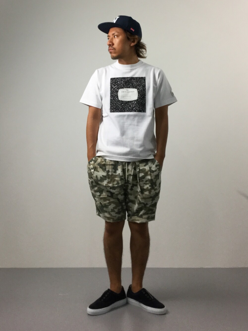 「カモフラ、キャップ、ショートパンツ、デッキシューズ、ショーツ、夏コーデ、サマースタイル」｜「FATのKNOW-THE-LEDGE（Tシャツ/カットソー、ブラック系）」を使った、B-chanさん（メンズ・168cm）の夏コーディネートの1枚目の写真