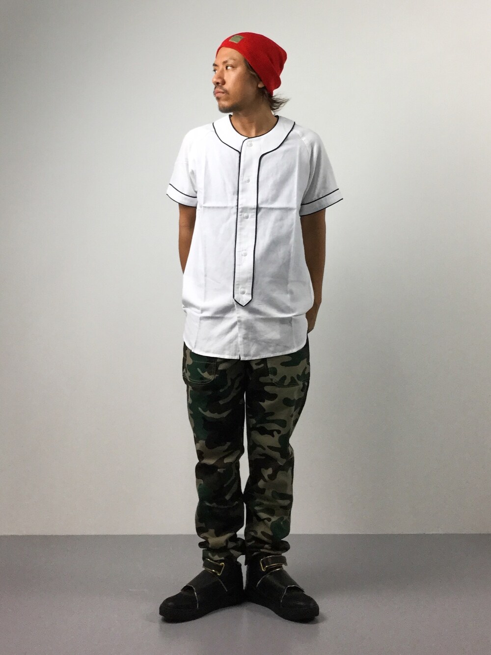 「ニット帽、カモフラ、迷彩、summer、シャツスタイル、ベースボールシャツ」｜「WHO'S WHO galleryの【Em@//ONE】ショートビーニー（ニットキャップ/ビーニー、レッド系）」を使った、B-chanさん（メンズ・168cm）の夏コーディネートの1枚目の写真