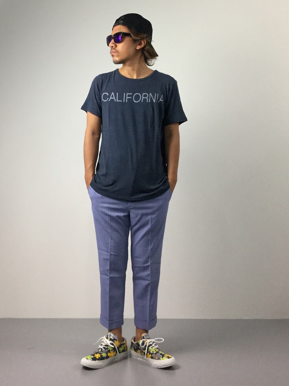 「シンプル、フラワー、夏、キャップ、converse、summer、ラフ、夏コーデ、ミラーサングラス」｜「AZUL by moussyのSTワッペンコンビメッシュCAP（キャップ、ブラック系）」を使った、B-chanさん（メンズ・168cm）の夏コーディネートの1枚目の写真