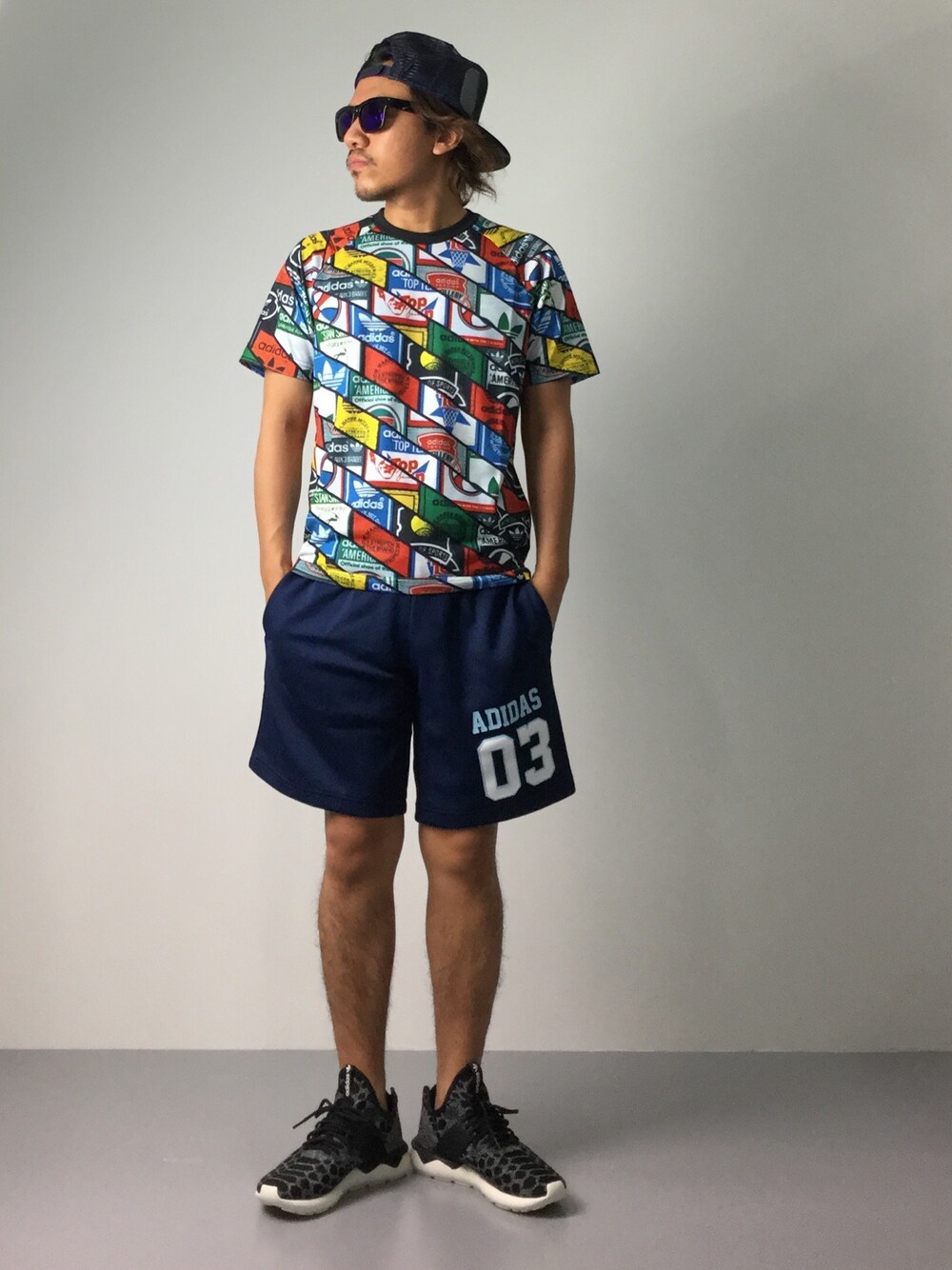 ブラック系のTシャツ/カットソー、ブルー系のその他パンツ、ブラック系のスニーカーを着用したメンズの夏コーディネートの1枚目の写真