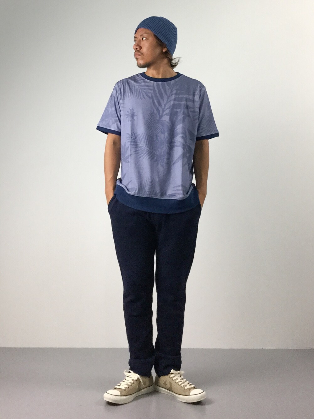 「スウェット、ミリタリー、ニット帽、converse、ラフ、リラックススタイル、夏コーデ、リゾートスタイル、サマースタイル」｜「AZUL by moussyのインディゴ調リブ編みニットCAP（キャップ、ブルー系）」を使った、B-chanさん（メンズ・168cm）の夏コーディネートの1枚目の写真