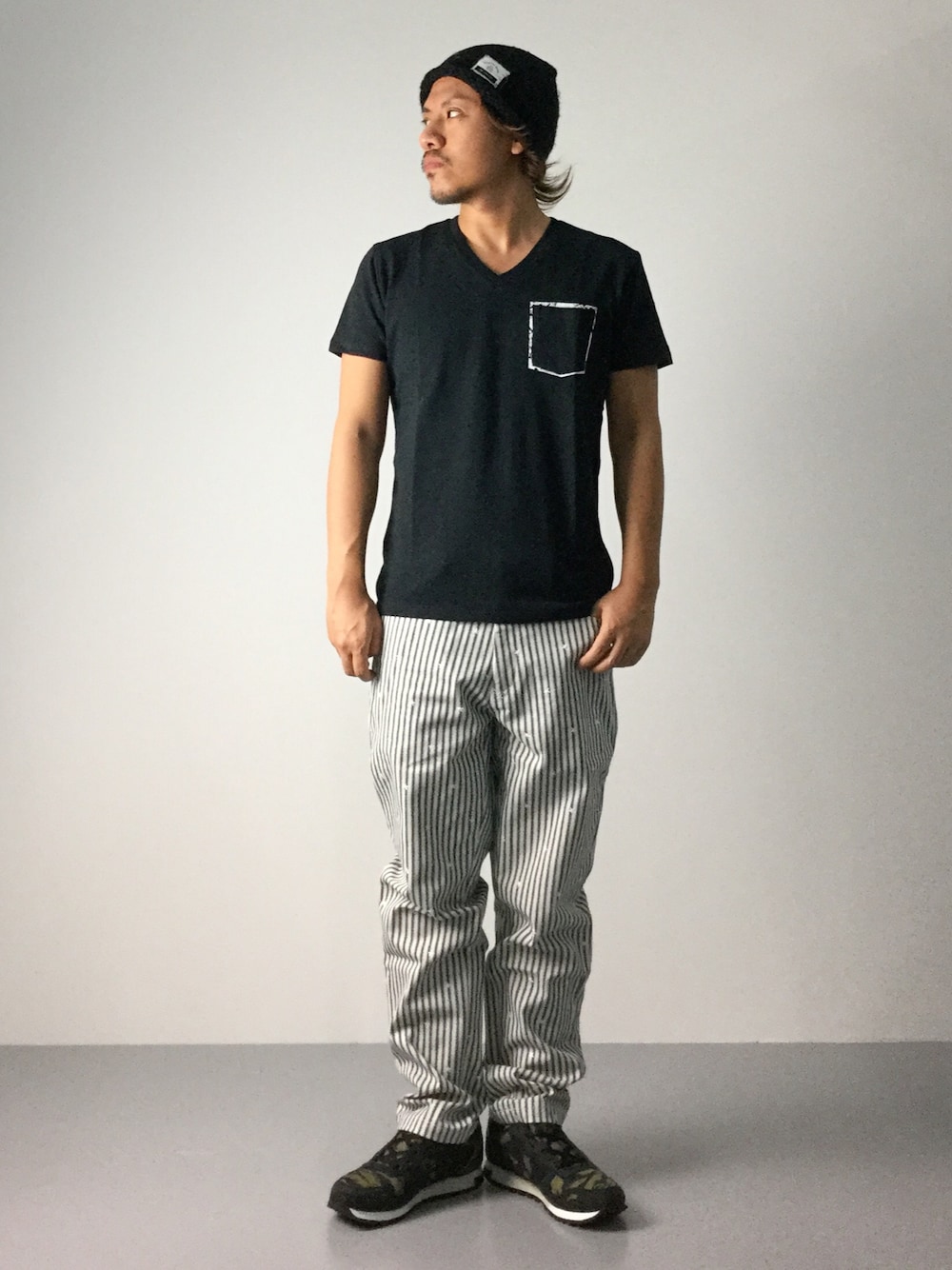 「カジュアル、星柄、ニット帽、Vネック、スター、ヒッコリー、ヒッコリーパンツ」｜「AZUL by moussyのピス付きワッチニットCAP（ニットキャップ/ビーニー、ブラック系）」を使った、B-chanさん（メンズ・168cm）の夏コーディネートの1枚目の写真