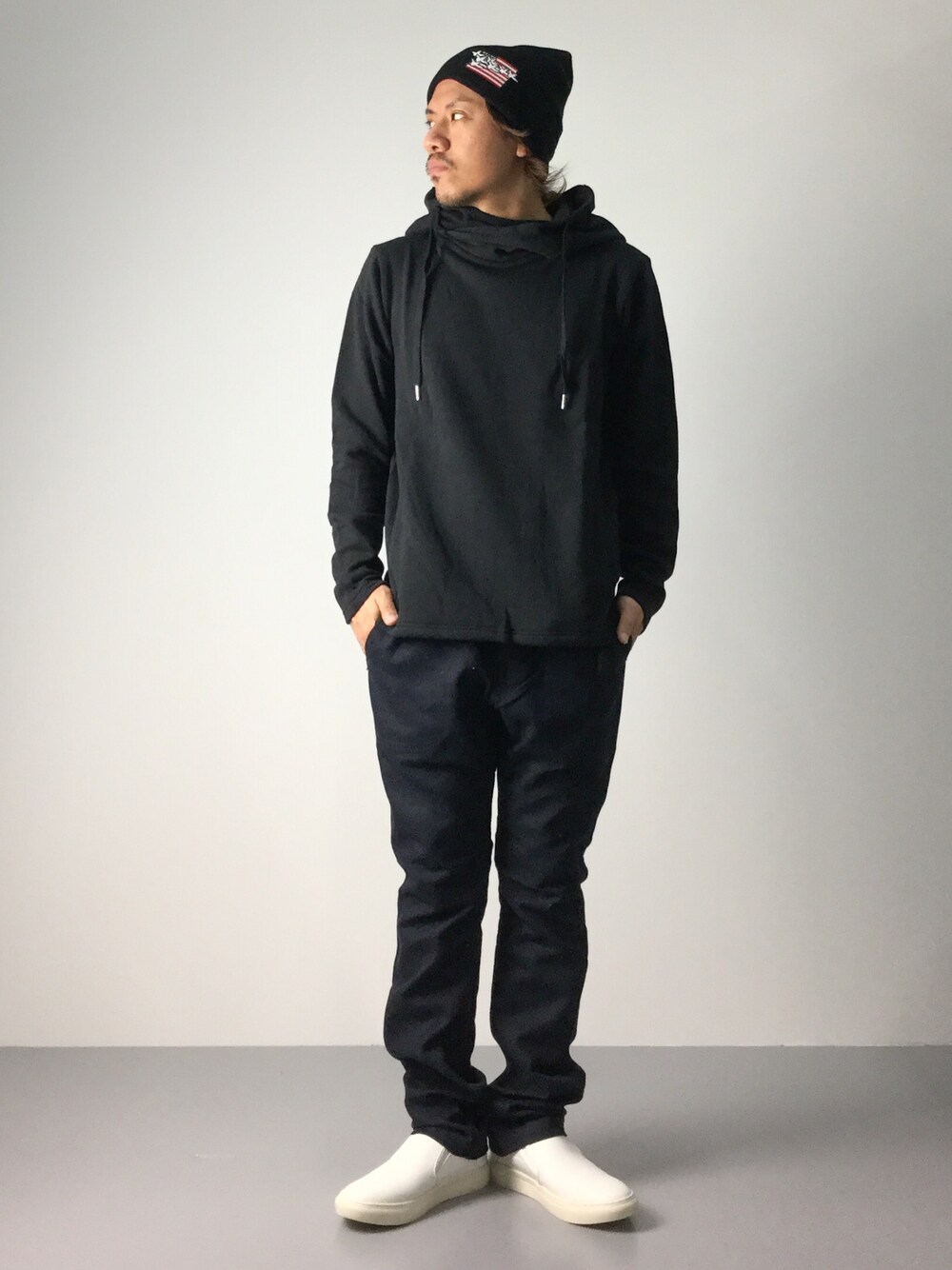 「ニット帽、パーカー、秋のコーデ、モノトーン、ブラック×ホワイト、秋」｜「KineticsのKinetics × MARK GONZALES  FLAG Beanie（ニットキャップ/ビーニー、ブラック系）」を使った、B-chanさん（メンズ・168cm）の夏コーディネートの1枚目の写真